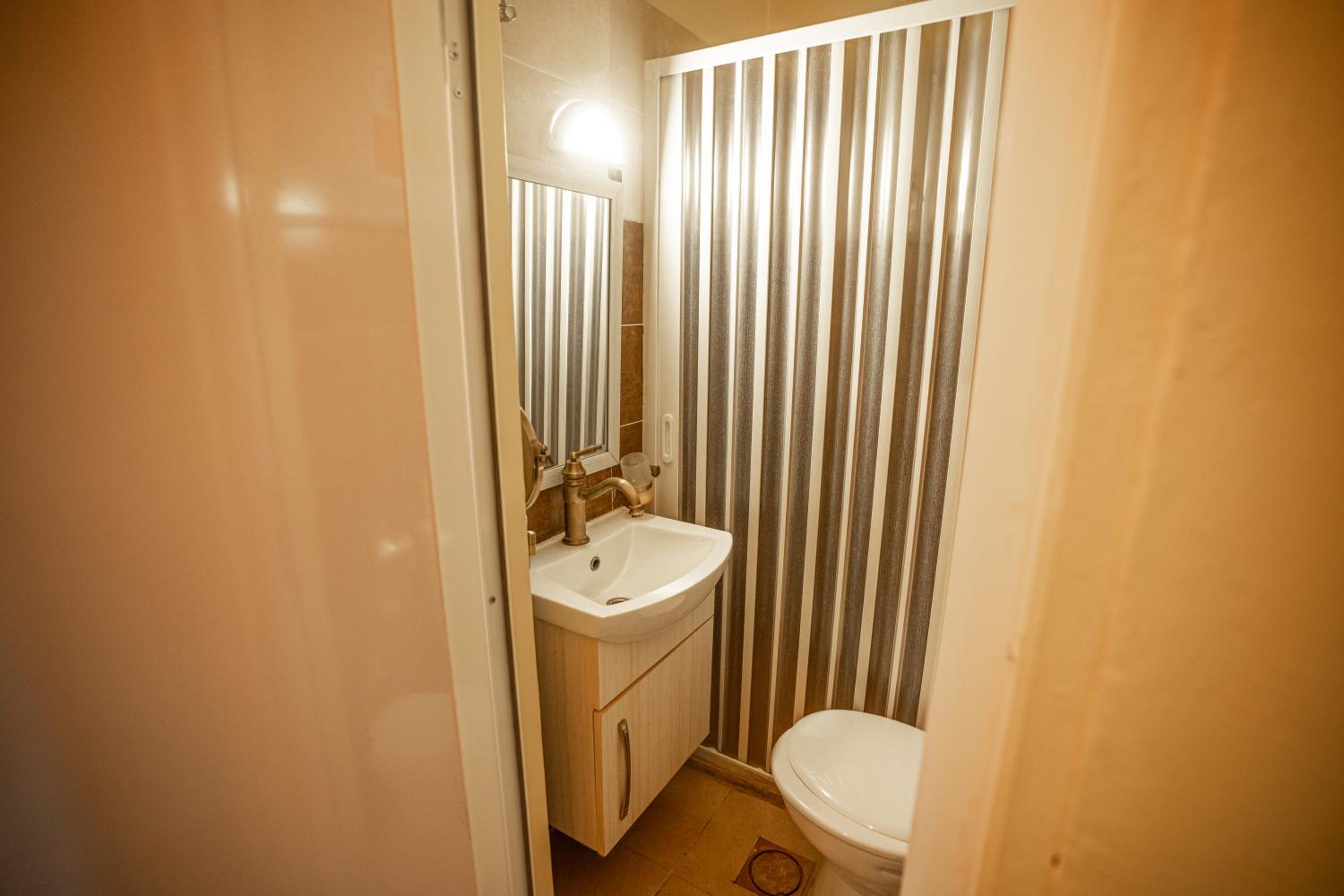Double Room with Balcony - Photo 19