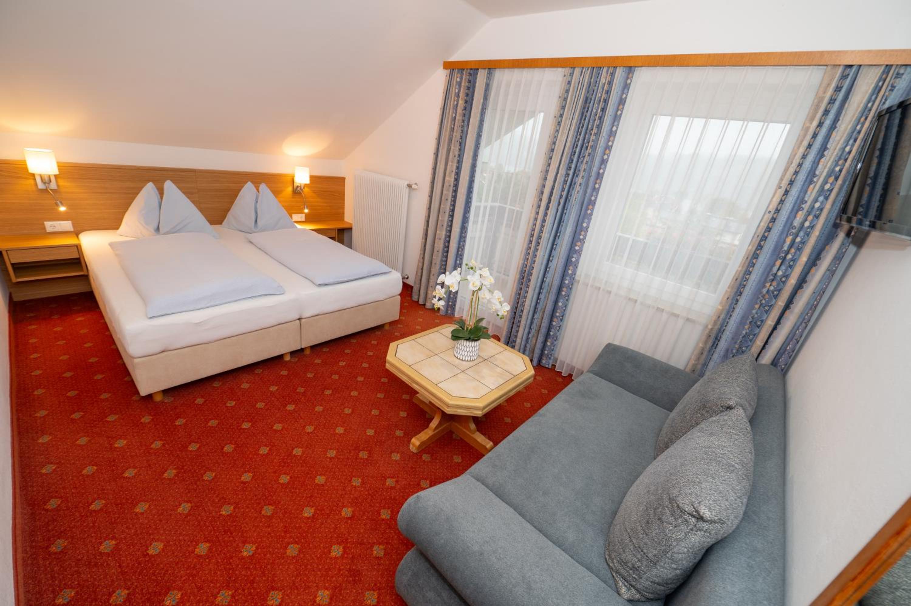 Family Room (2 Adults + 1 Child)