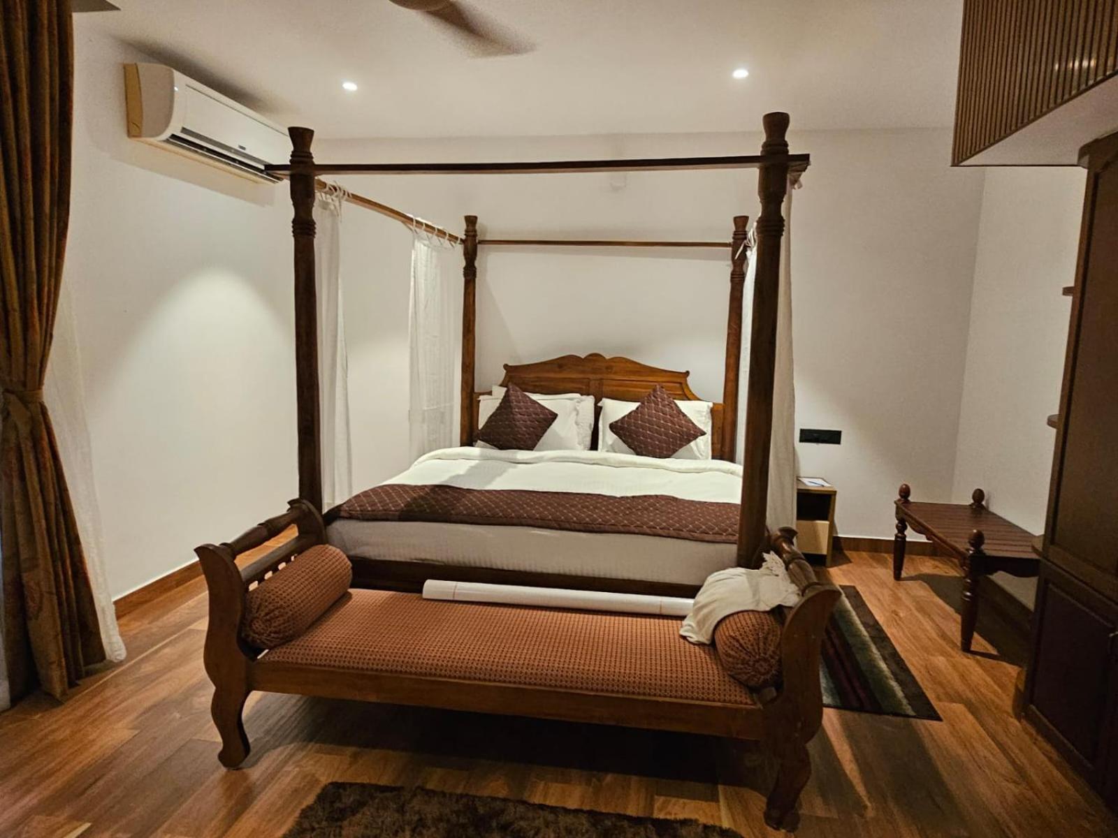 Executive Suite - Photo 18