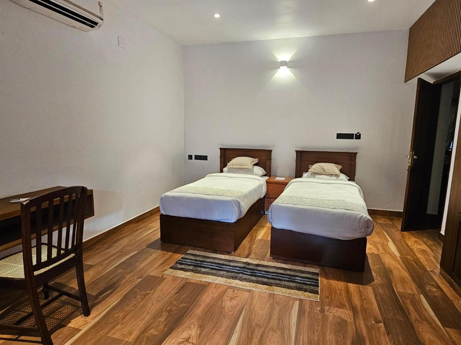 Executive Suite - Photo 4
