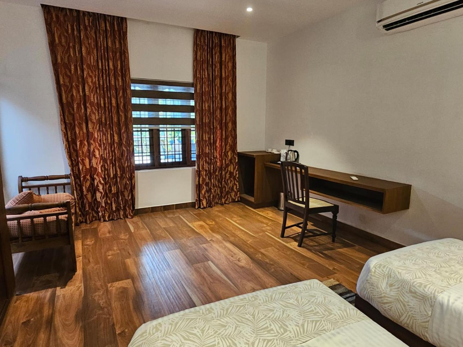 Executive Suite - Photo 5