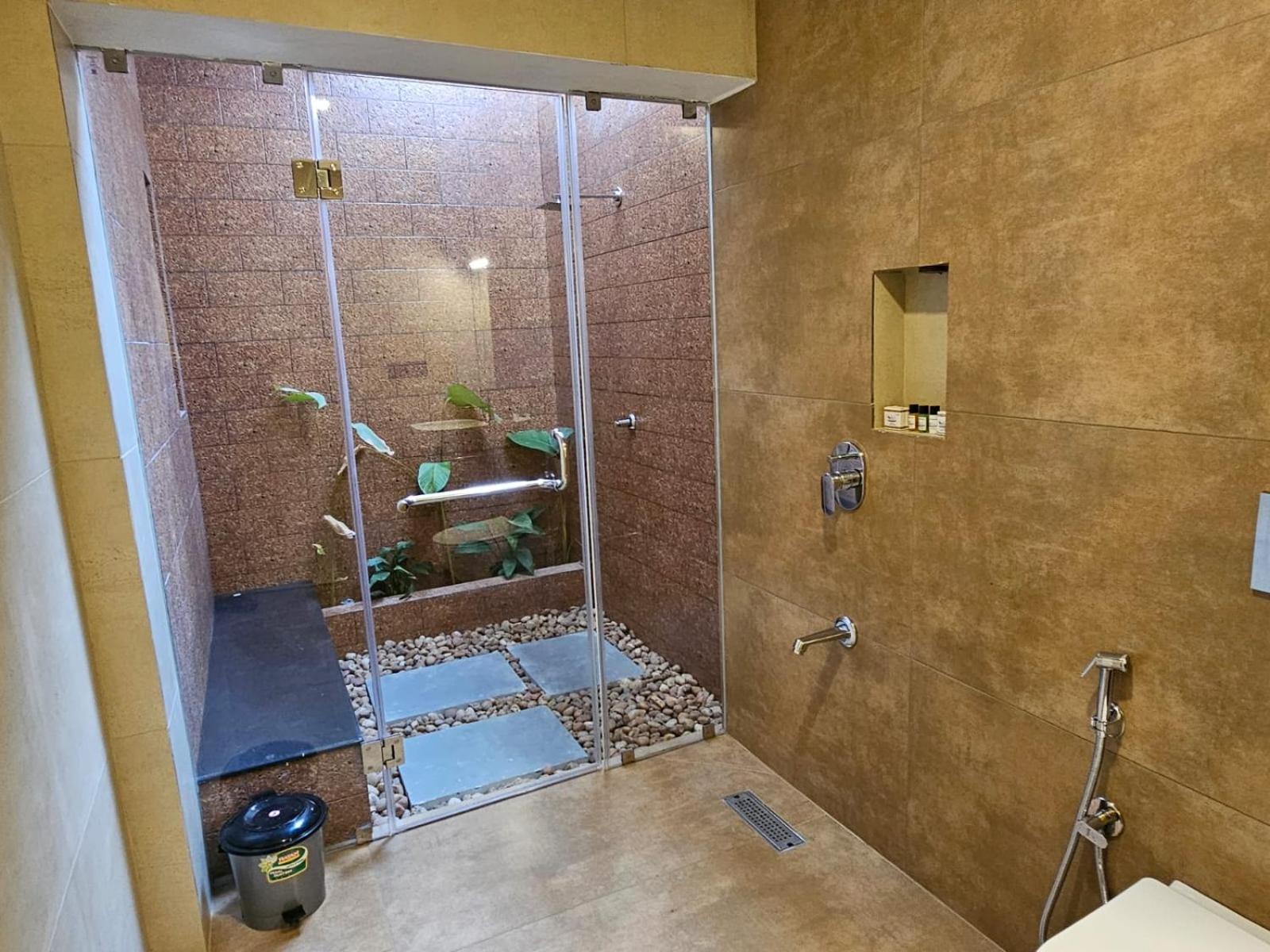 Executive Suite - Photo 6