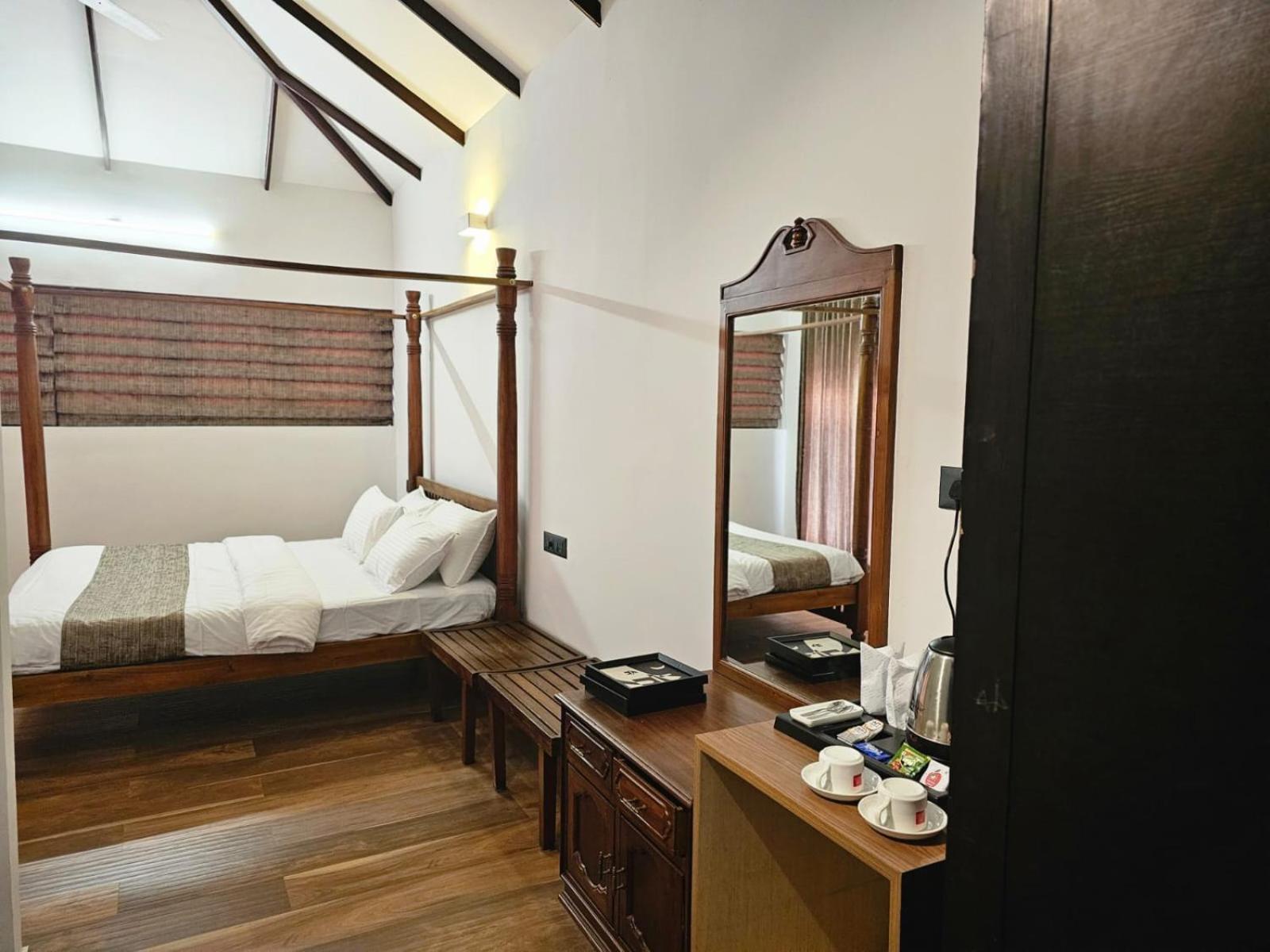 Executive Suite - Photo 16
