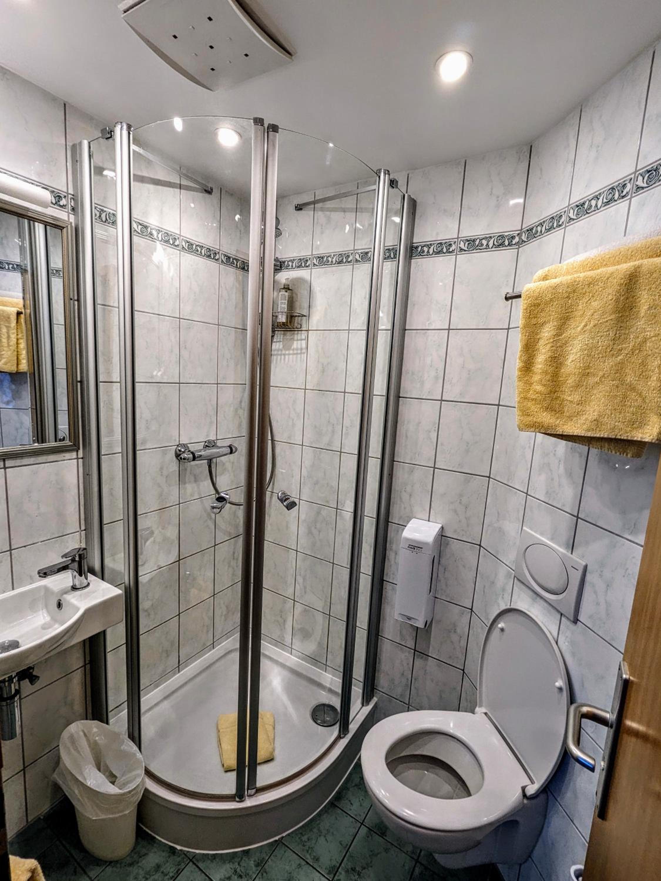 Family Room with Bathroom photo 2