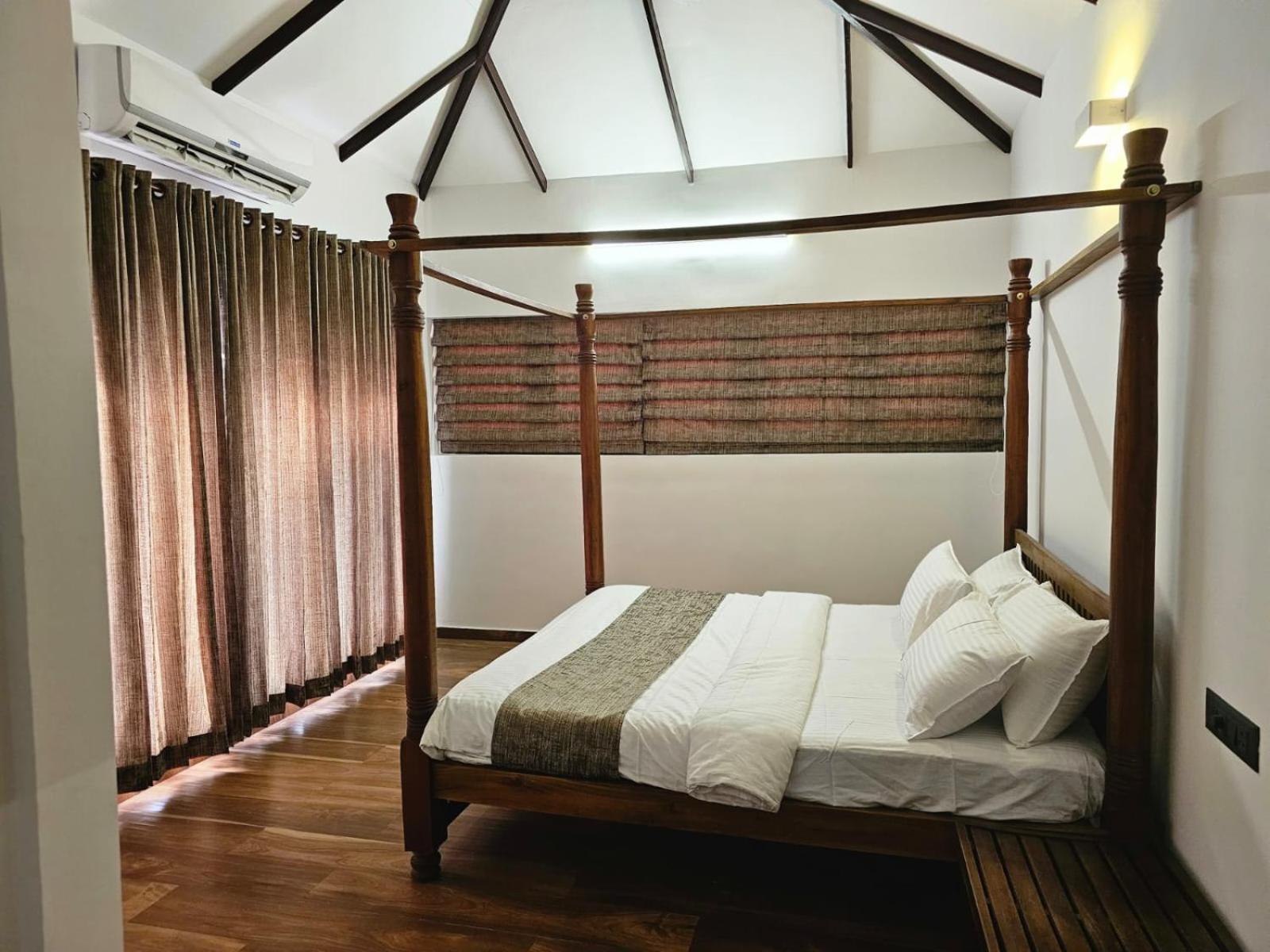 Executive Suite - Photo 14