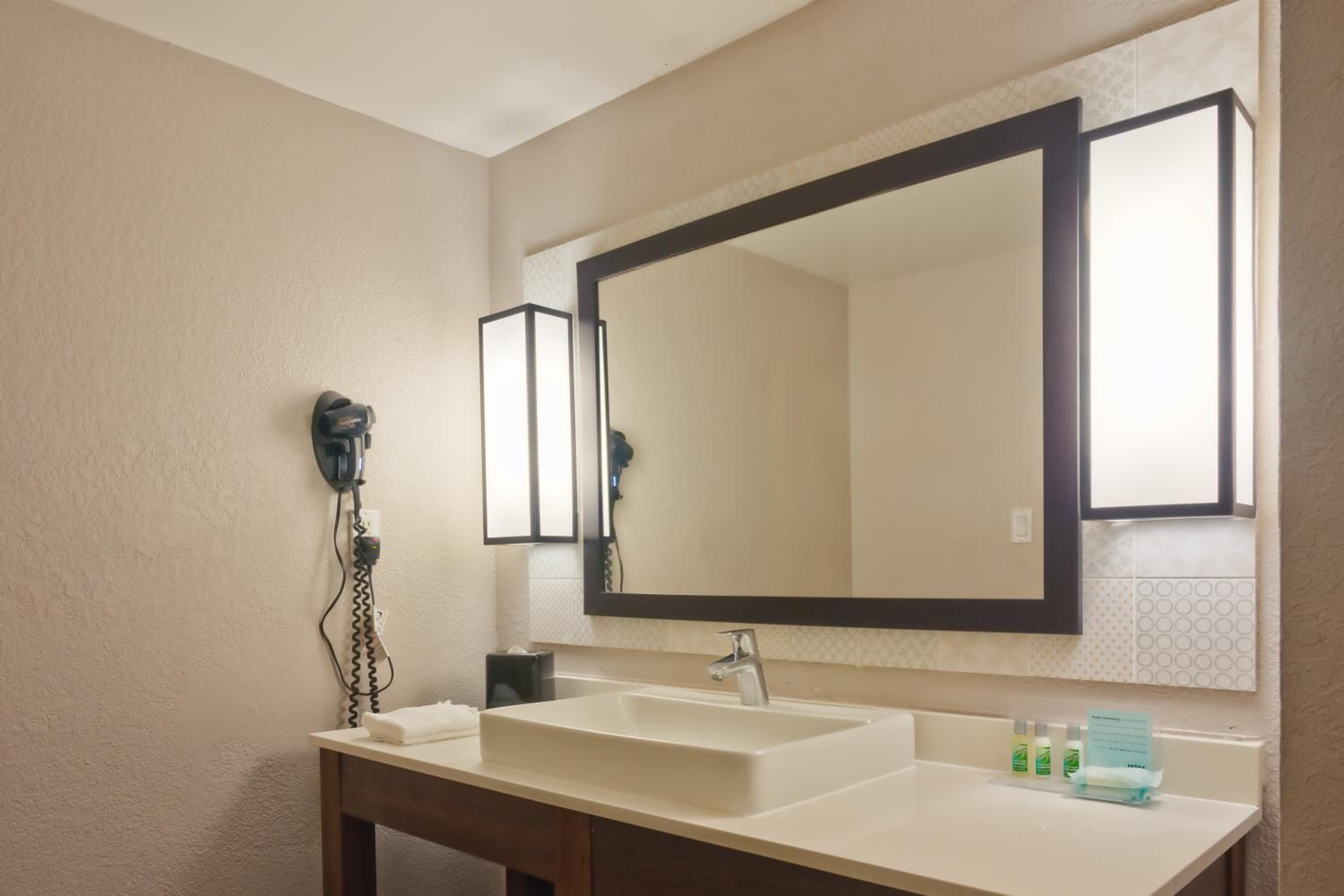 King Room - Non-Smoking - Photo 10