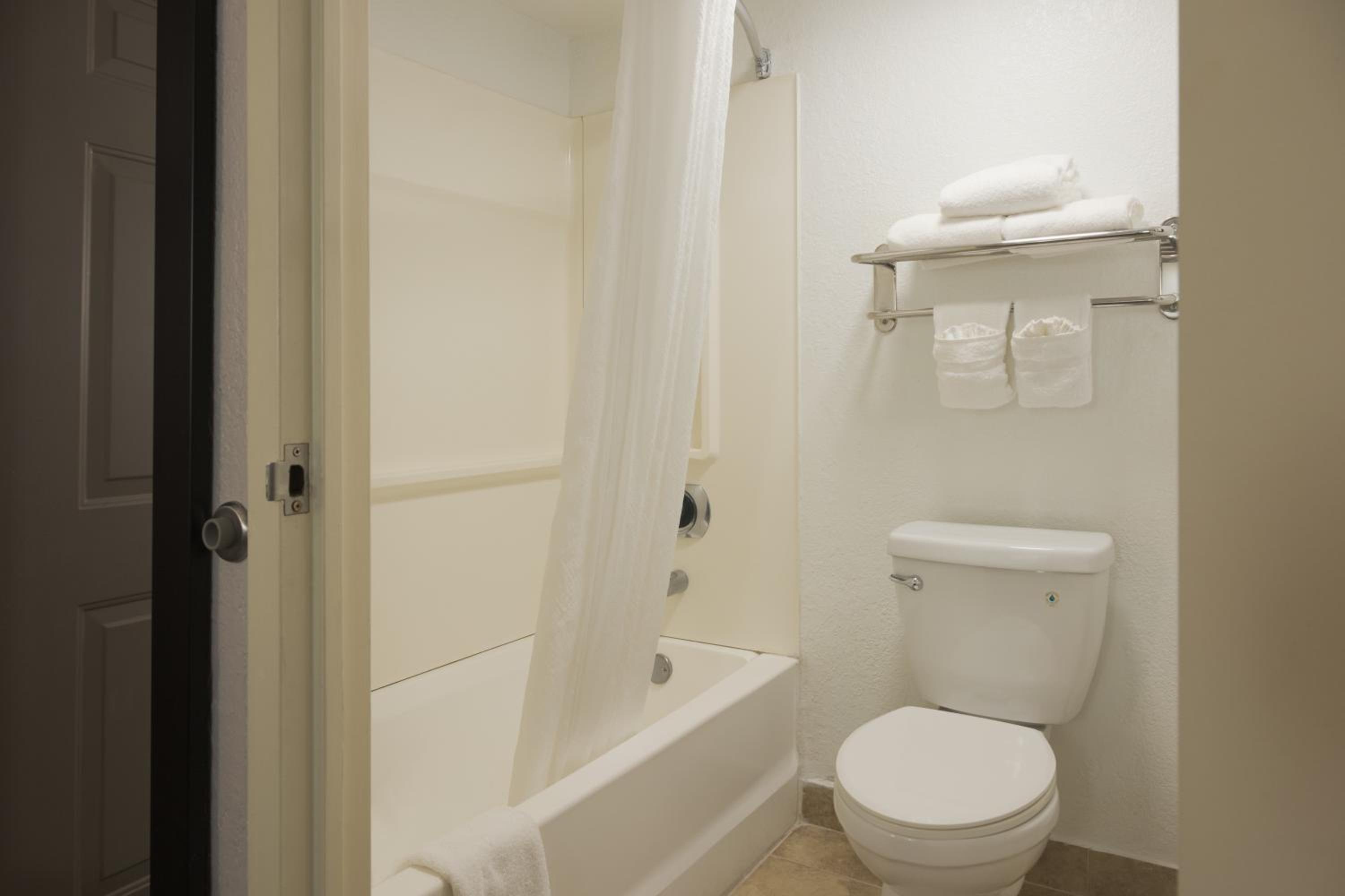 King Room - Non-Smoking - Photo 6