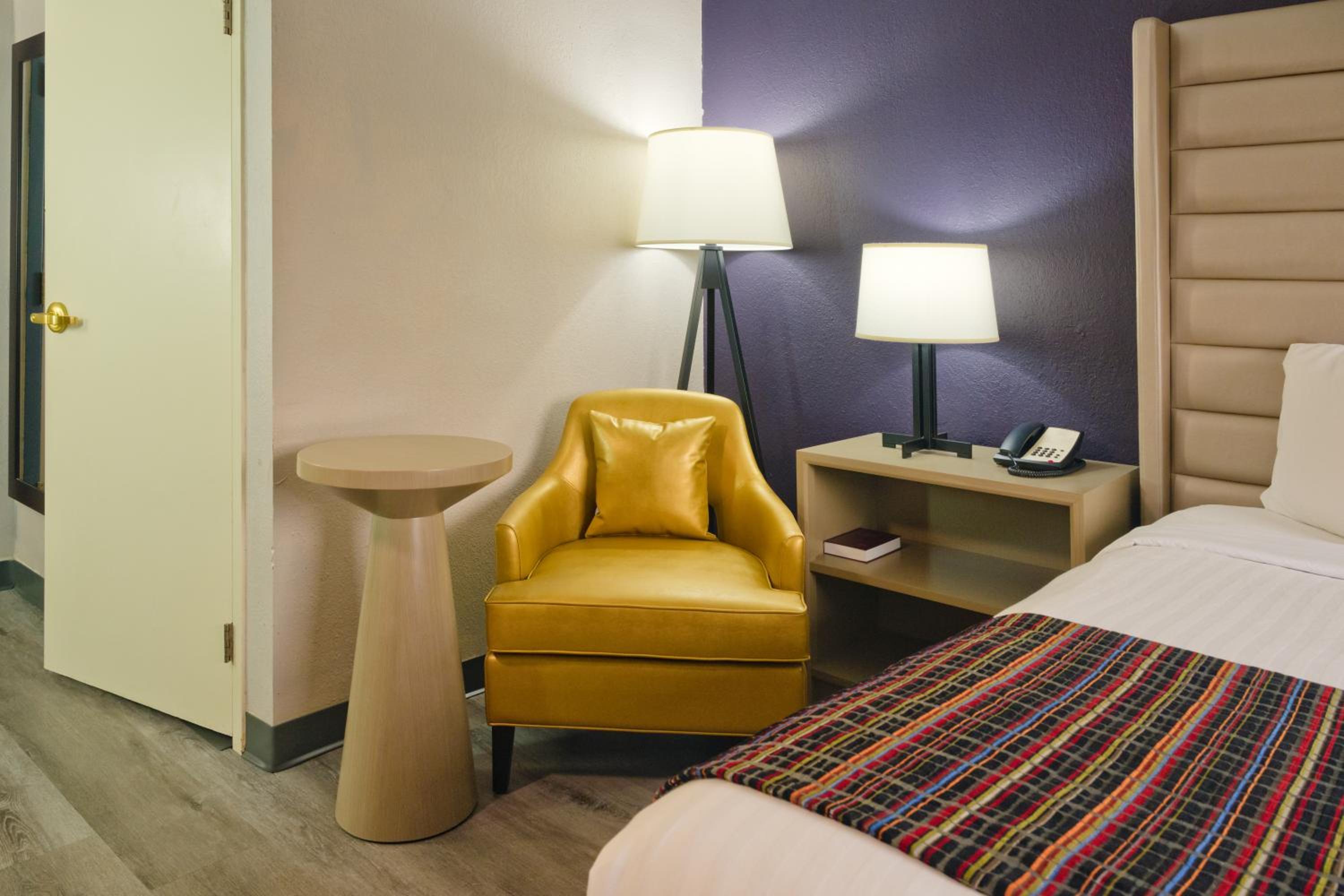 King Room - Non-Smoking - Photo 3