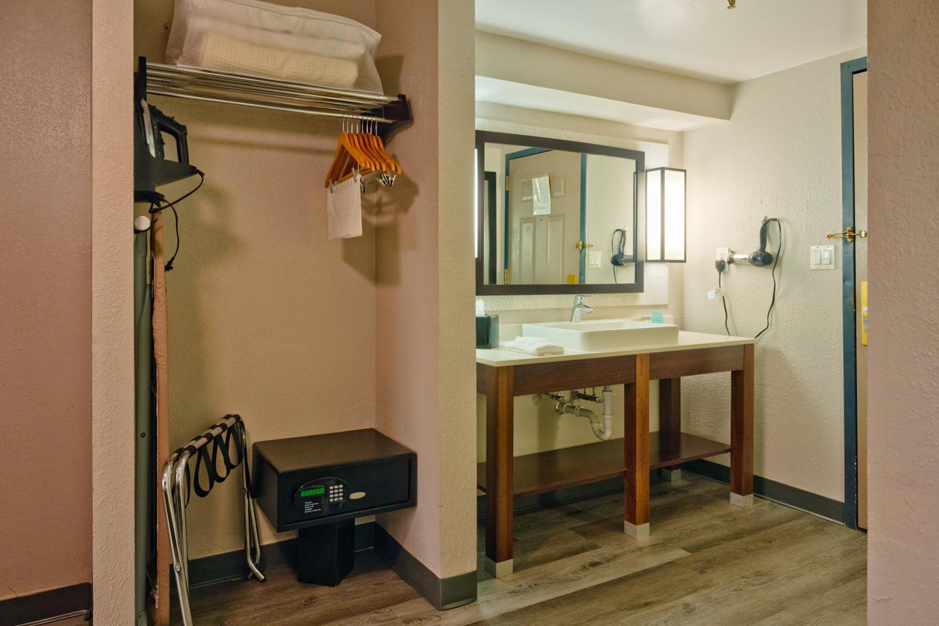 King Room - Non-Smoking - Photo 5