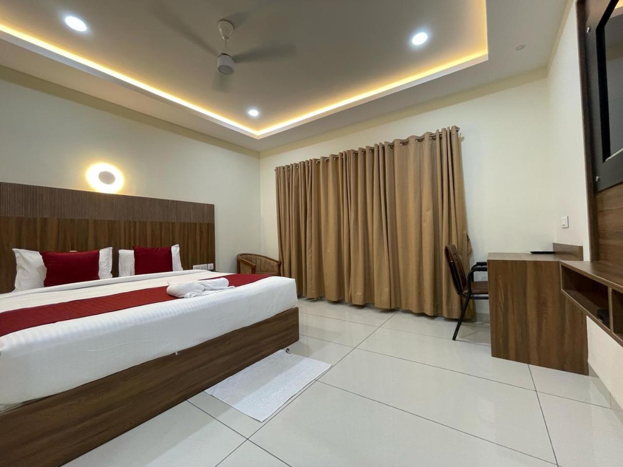 Deluxe King Room photo 3