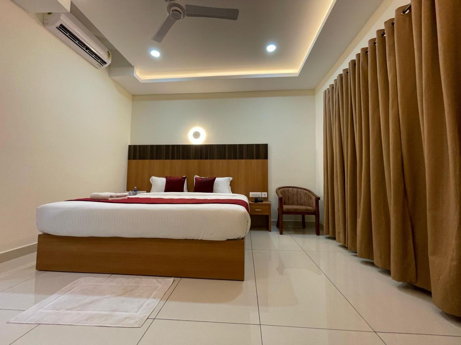 Deluxe King Room photo 2