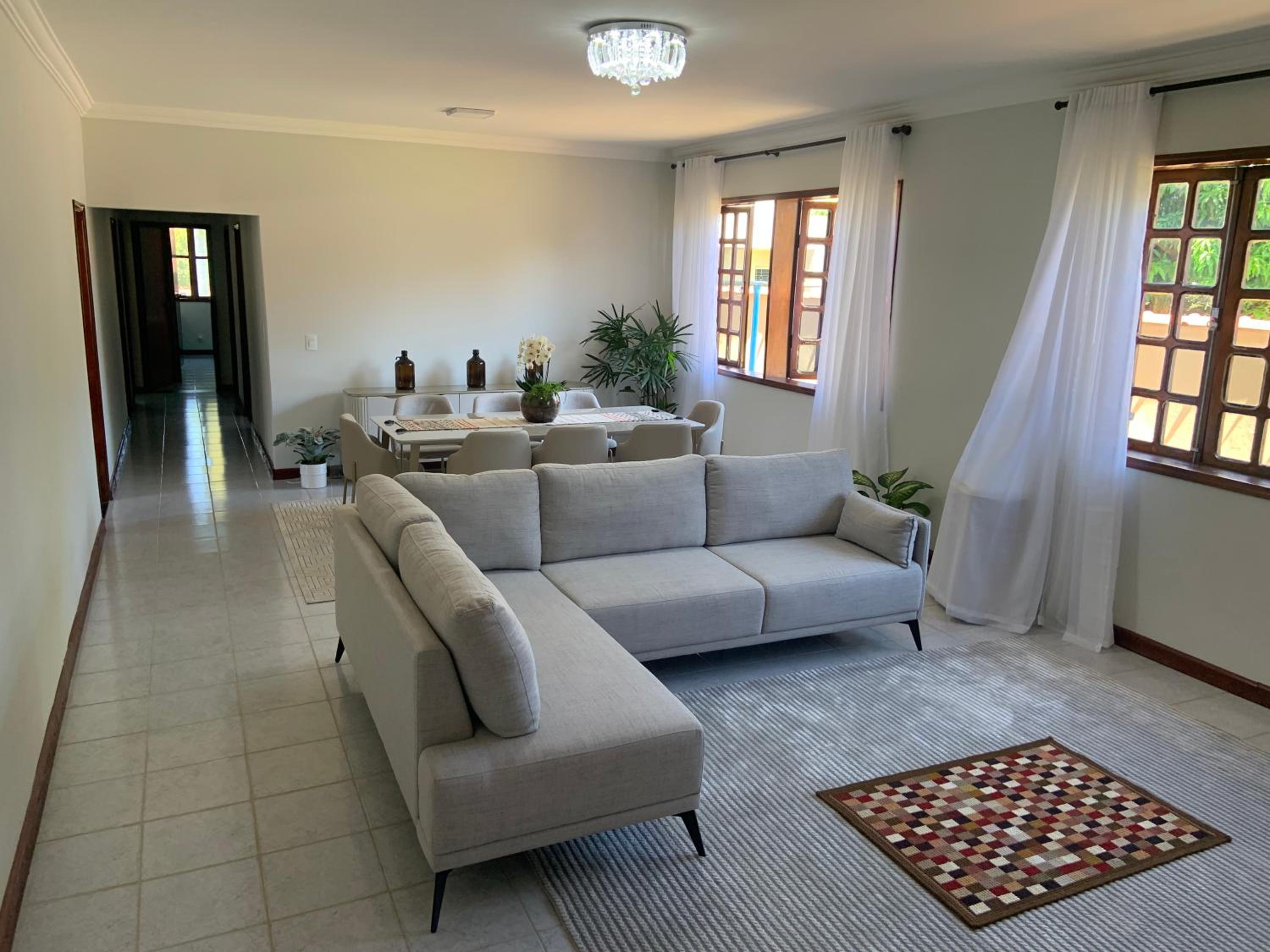 Five-Bedroom House photo 1