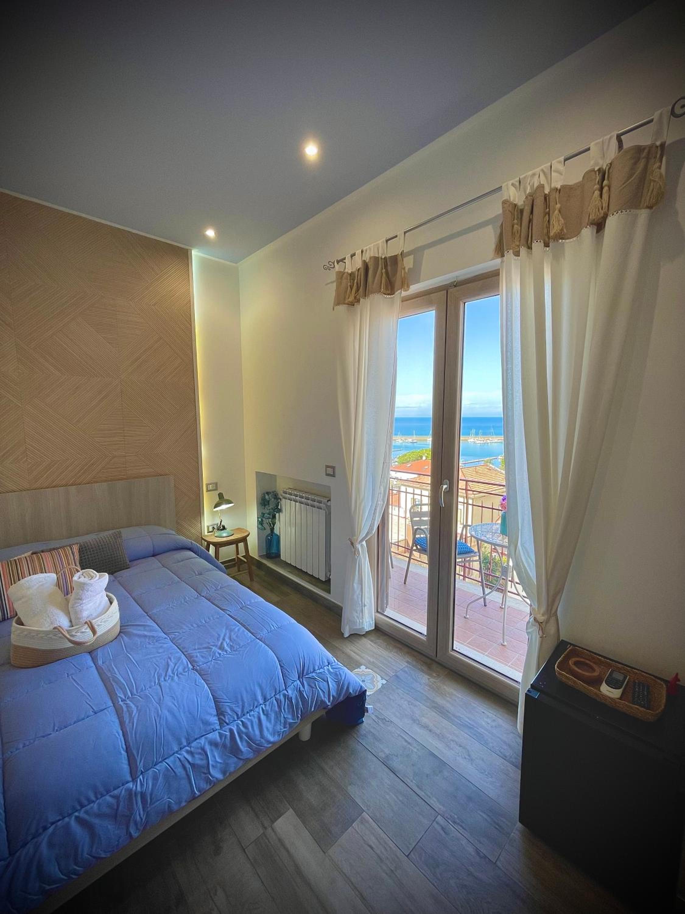 Deluxe Double Room with Balcony and Sea View - Photo 8