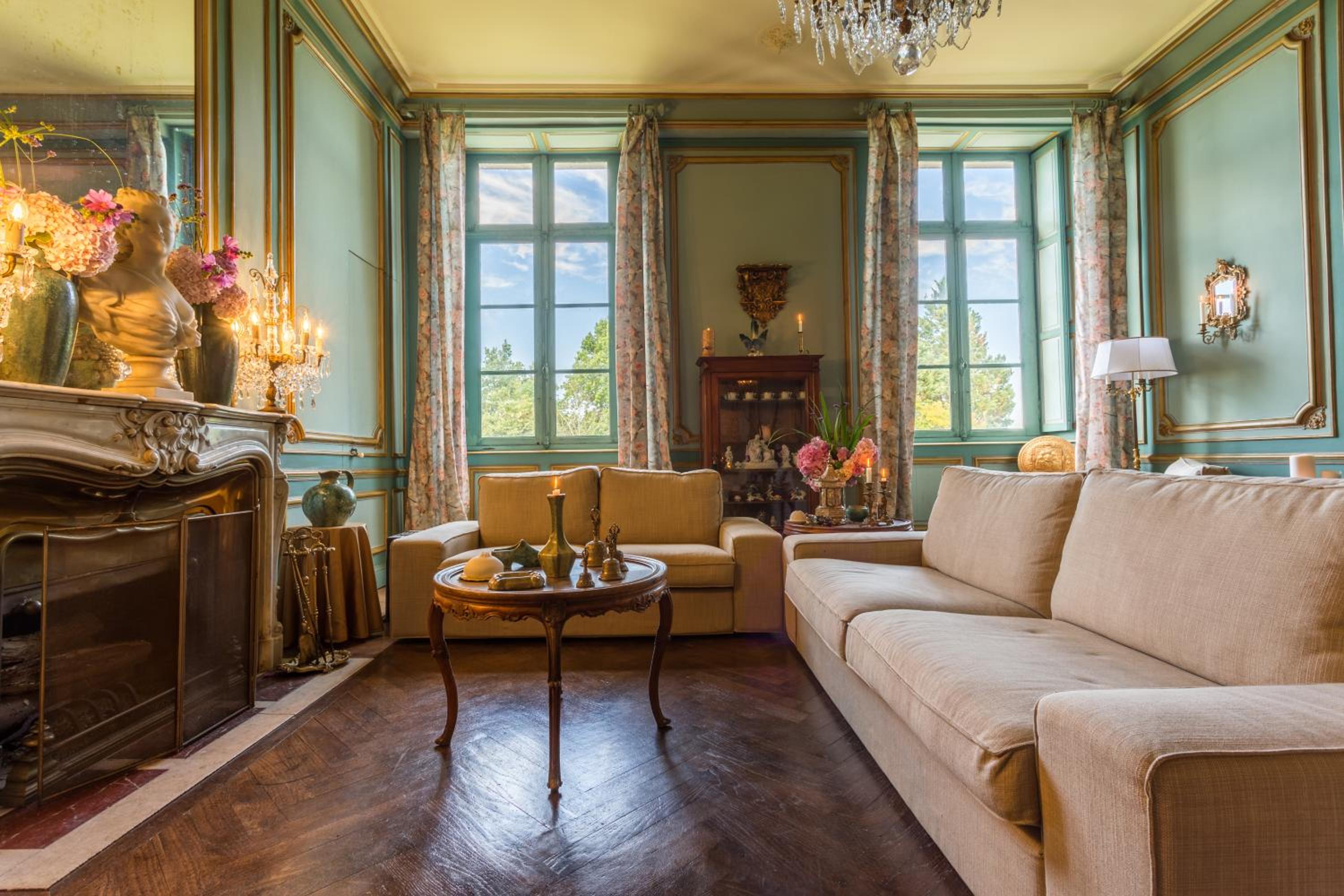 Executive Suite - Photo 9