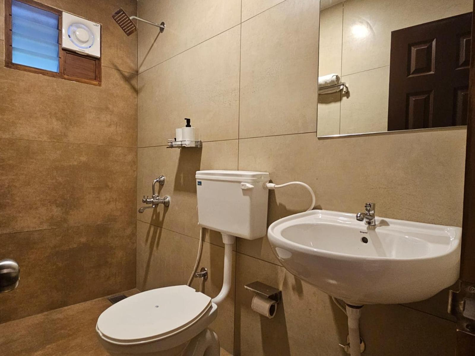 Standard Double Room - Photo 16