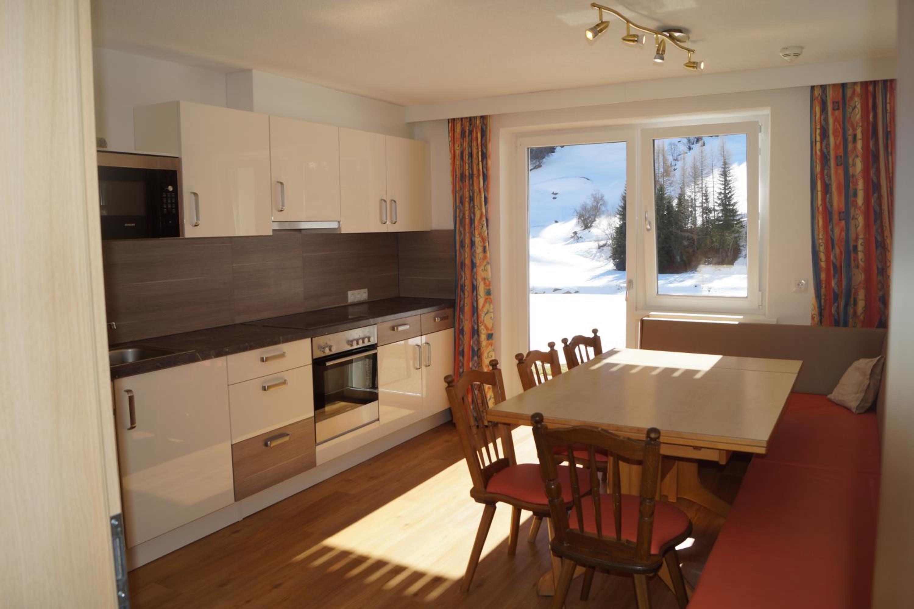 Large Three-Bedroom Apartment with Balcony photo 2