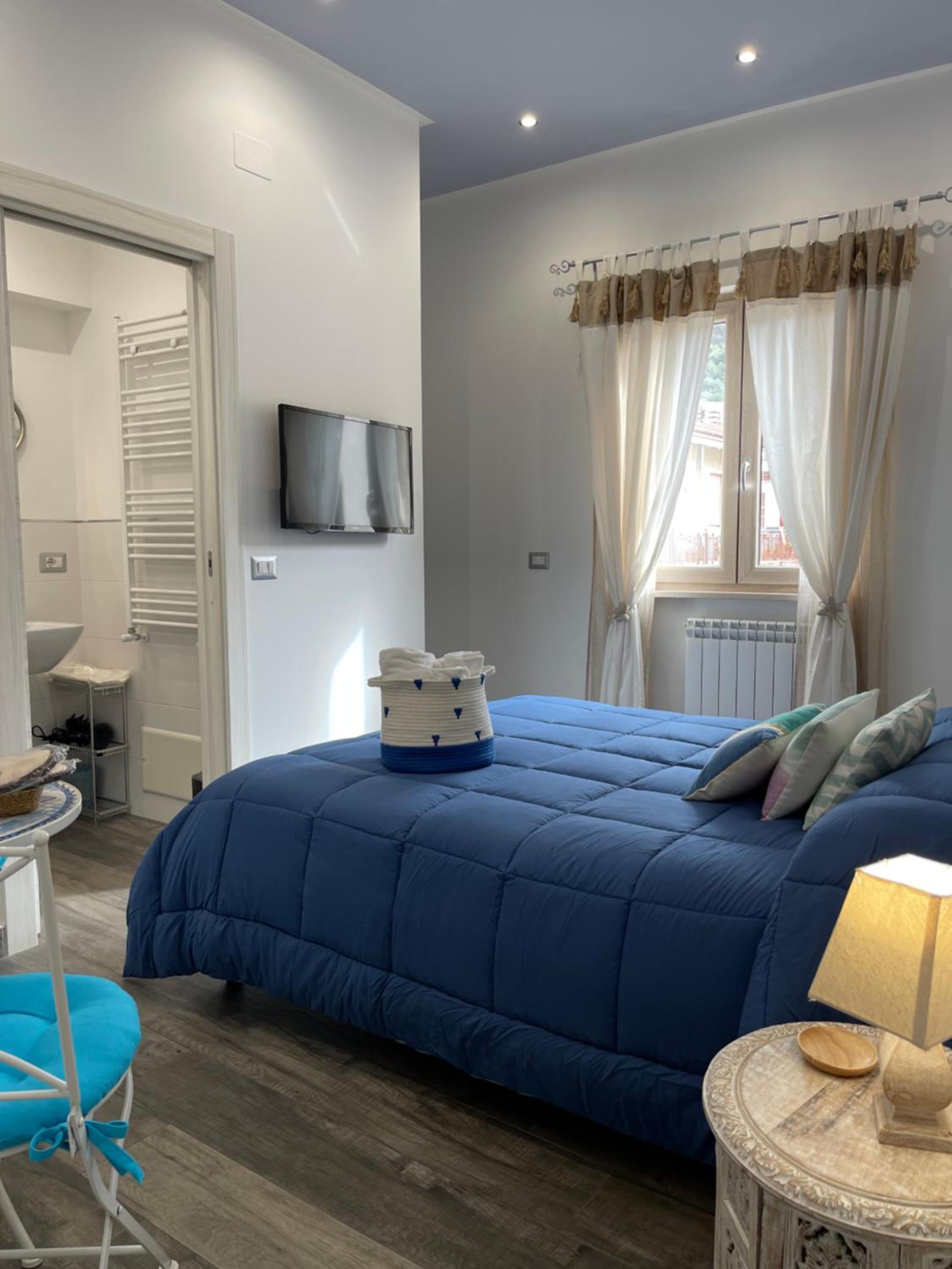 Deluxe Double Room - Photo 12