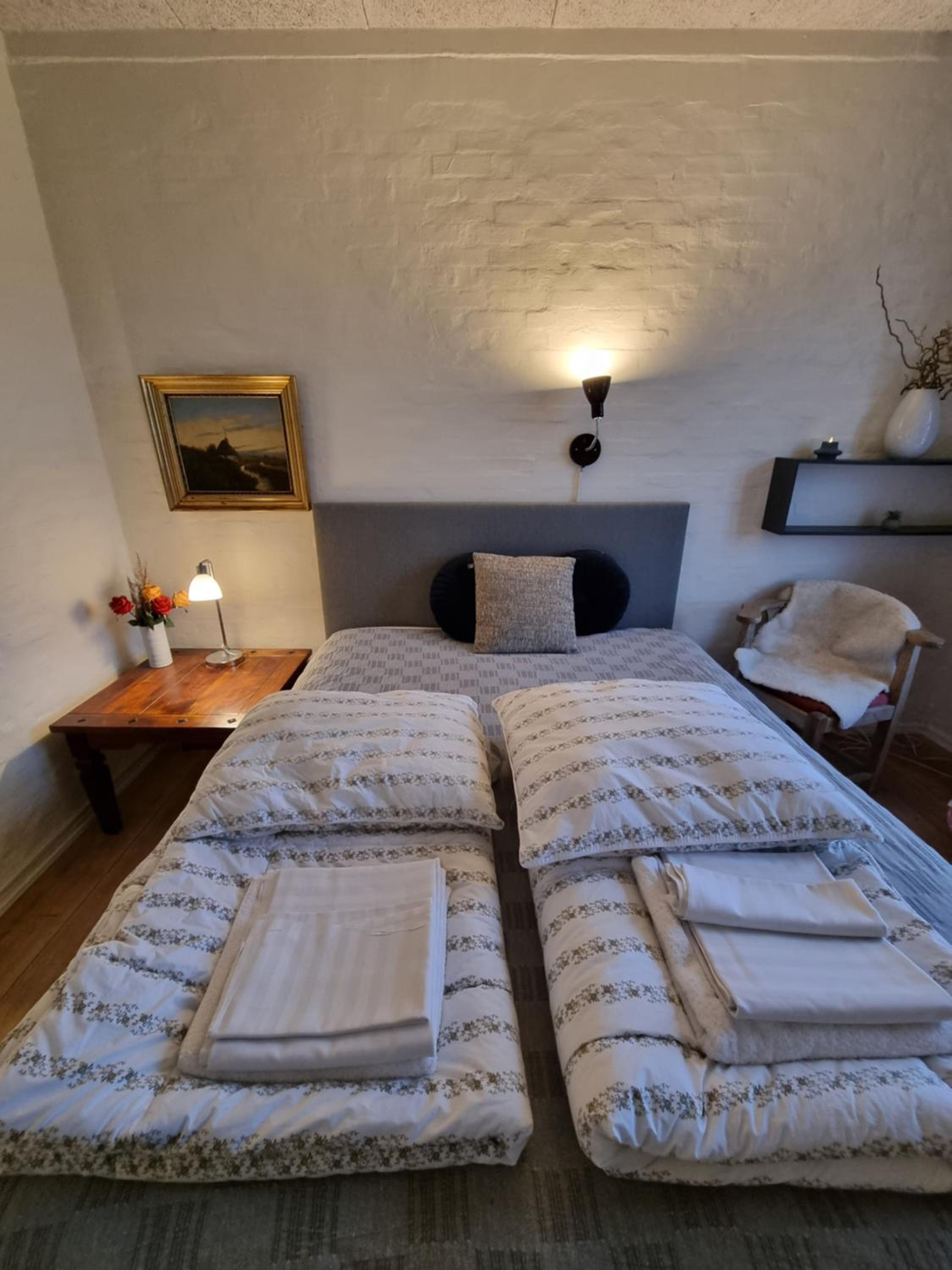 Queen Room with Shared Bathroom photo 1
