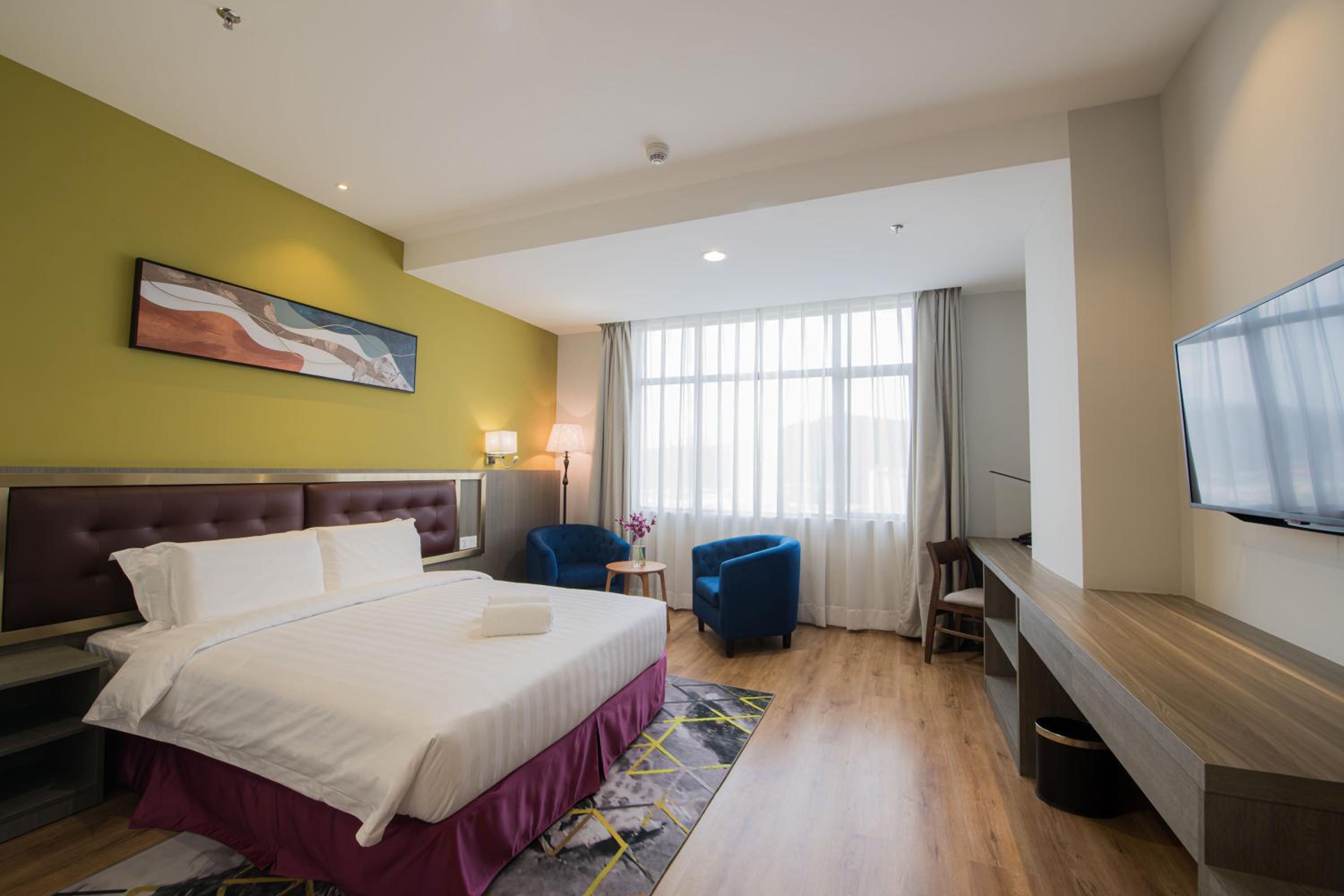 Deluxe Queen Room - Photo 1