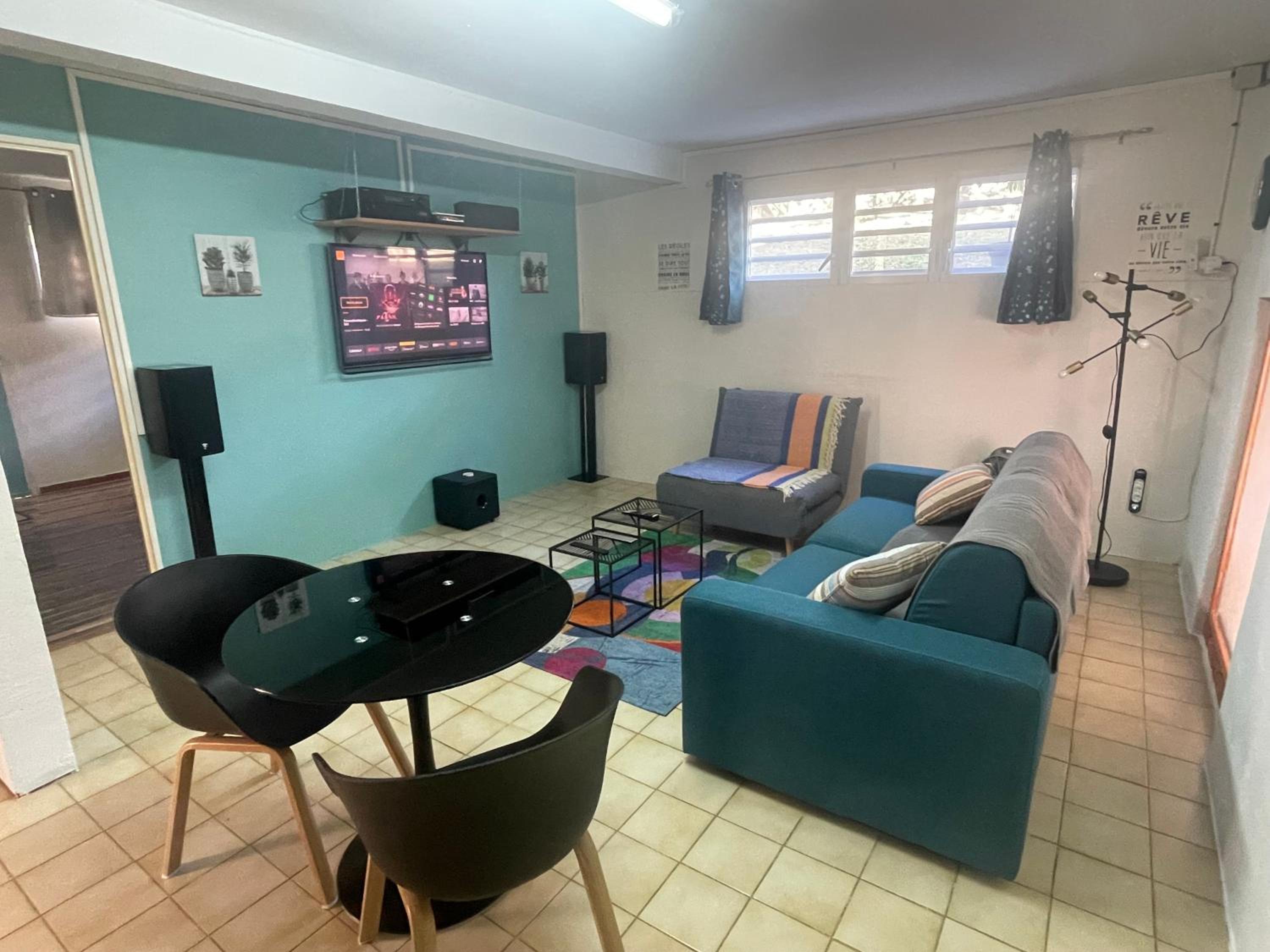 One-Bedroom Apartment photo 1