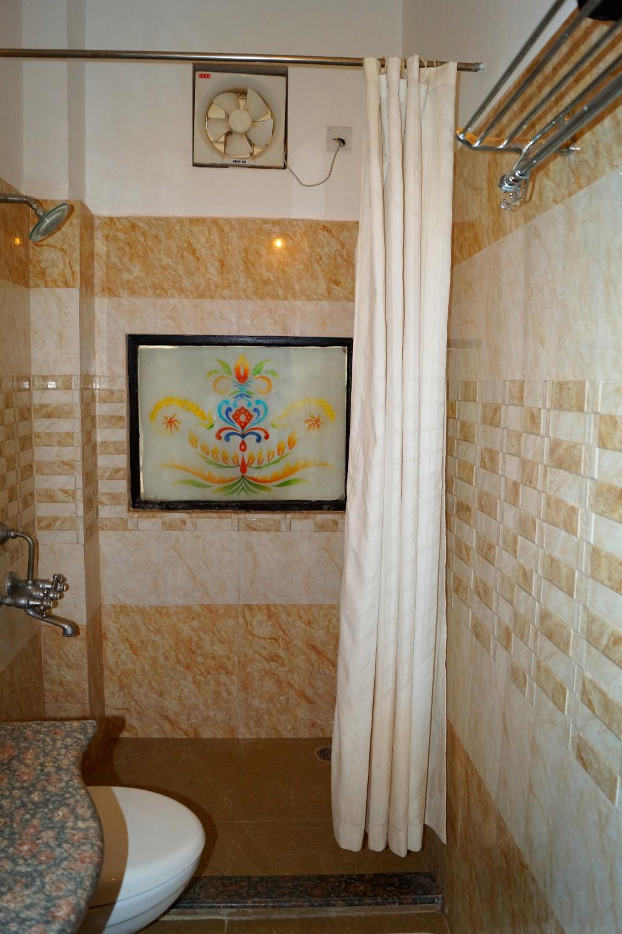 Deluxe Double or Twin Room Non lake Facing - Photo 3