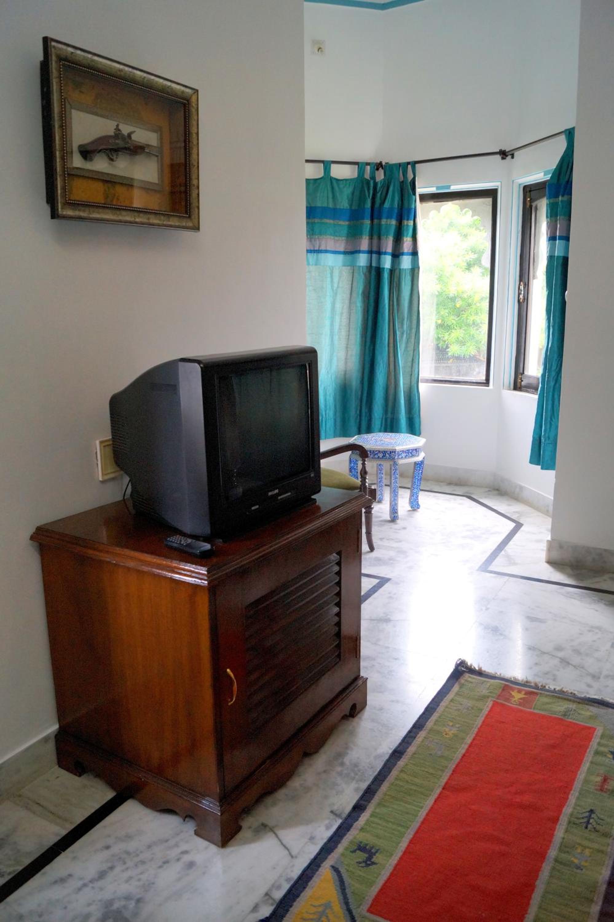 Deluxe Double or Twin Room Non lake Facing - Photo 2
