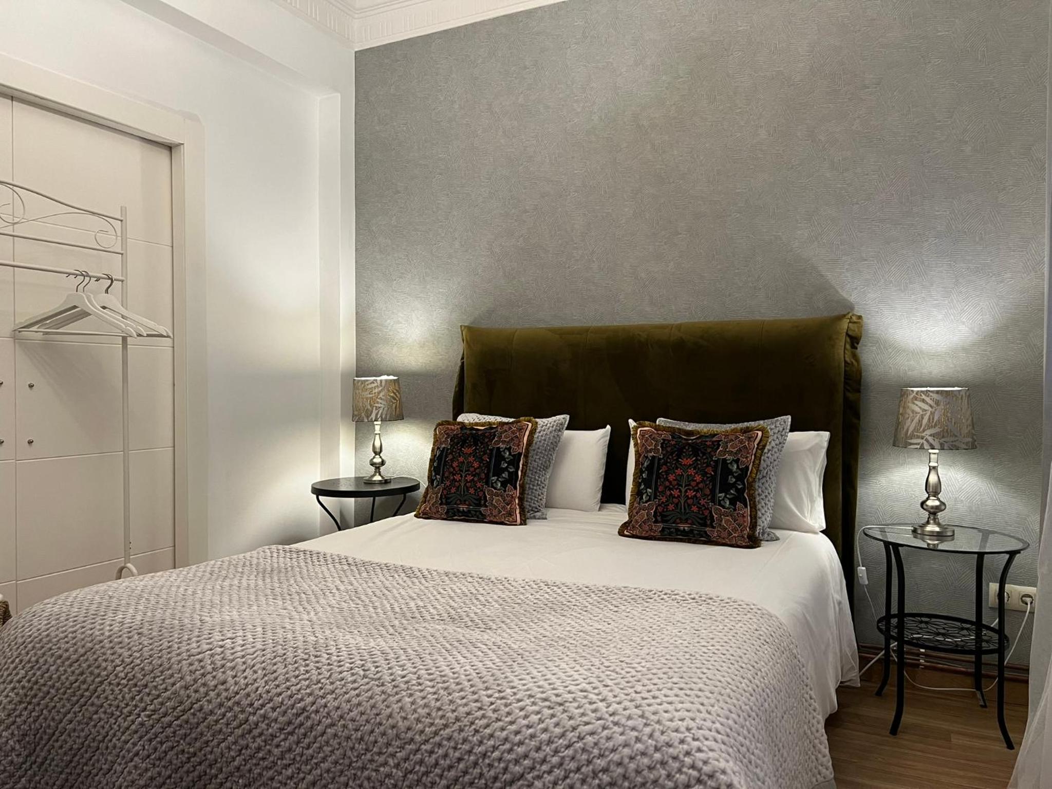 Three-Bedroom Apartment (6 Adults) - Photo 10