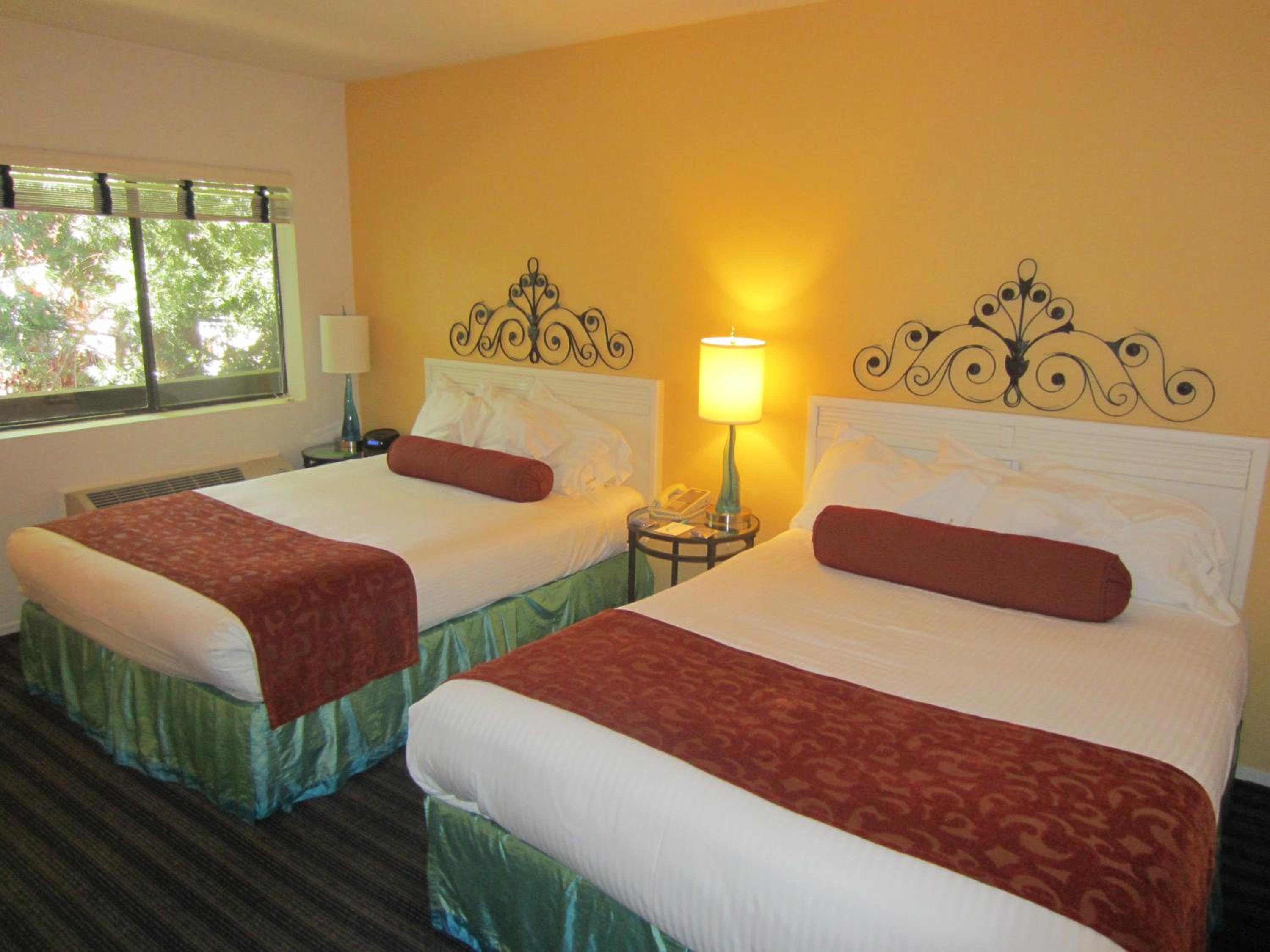 Queen Room With Two Queen Beds - Photo 3