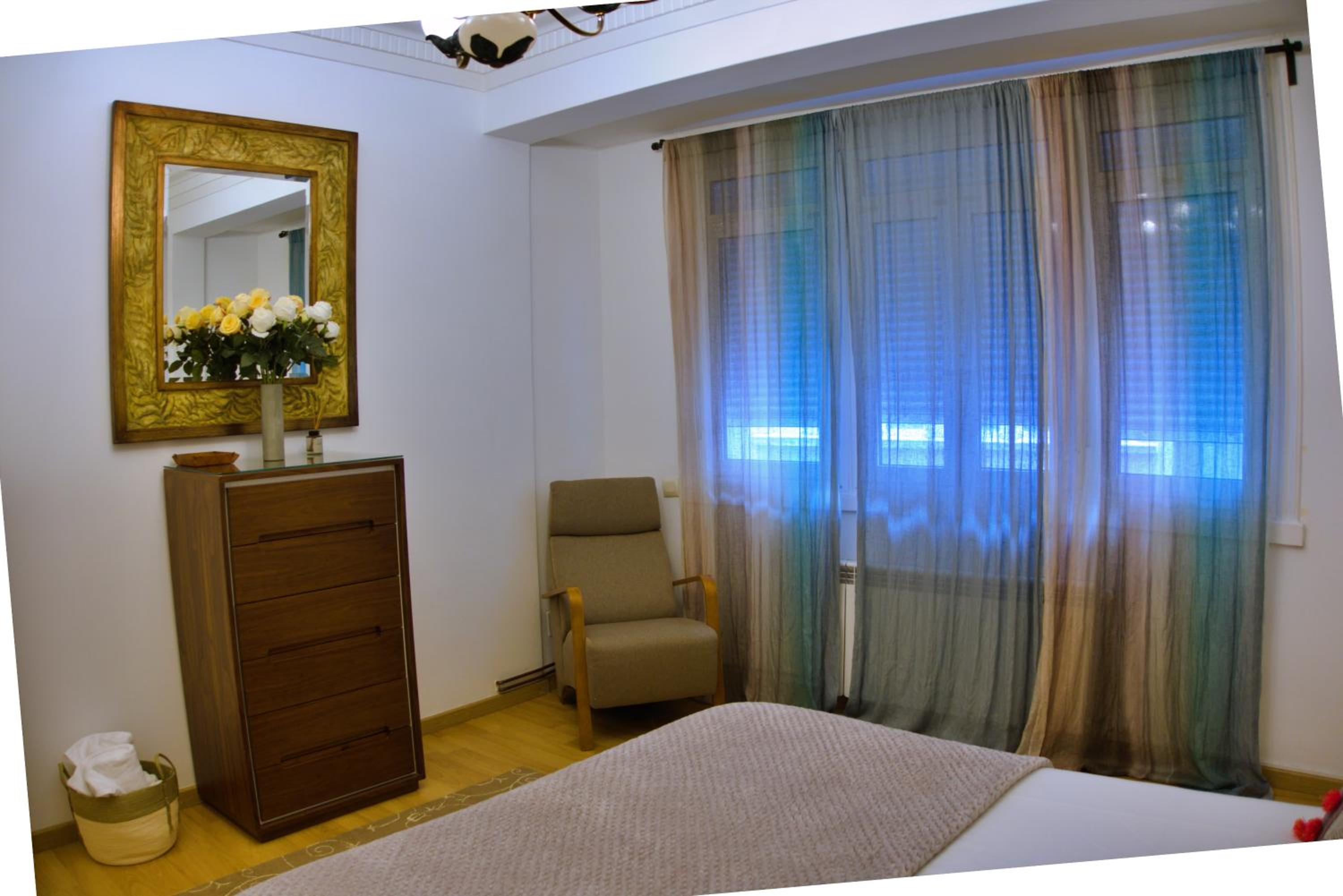 Three-Bedroom Apartment (6 Adults) - Photo 8