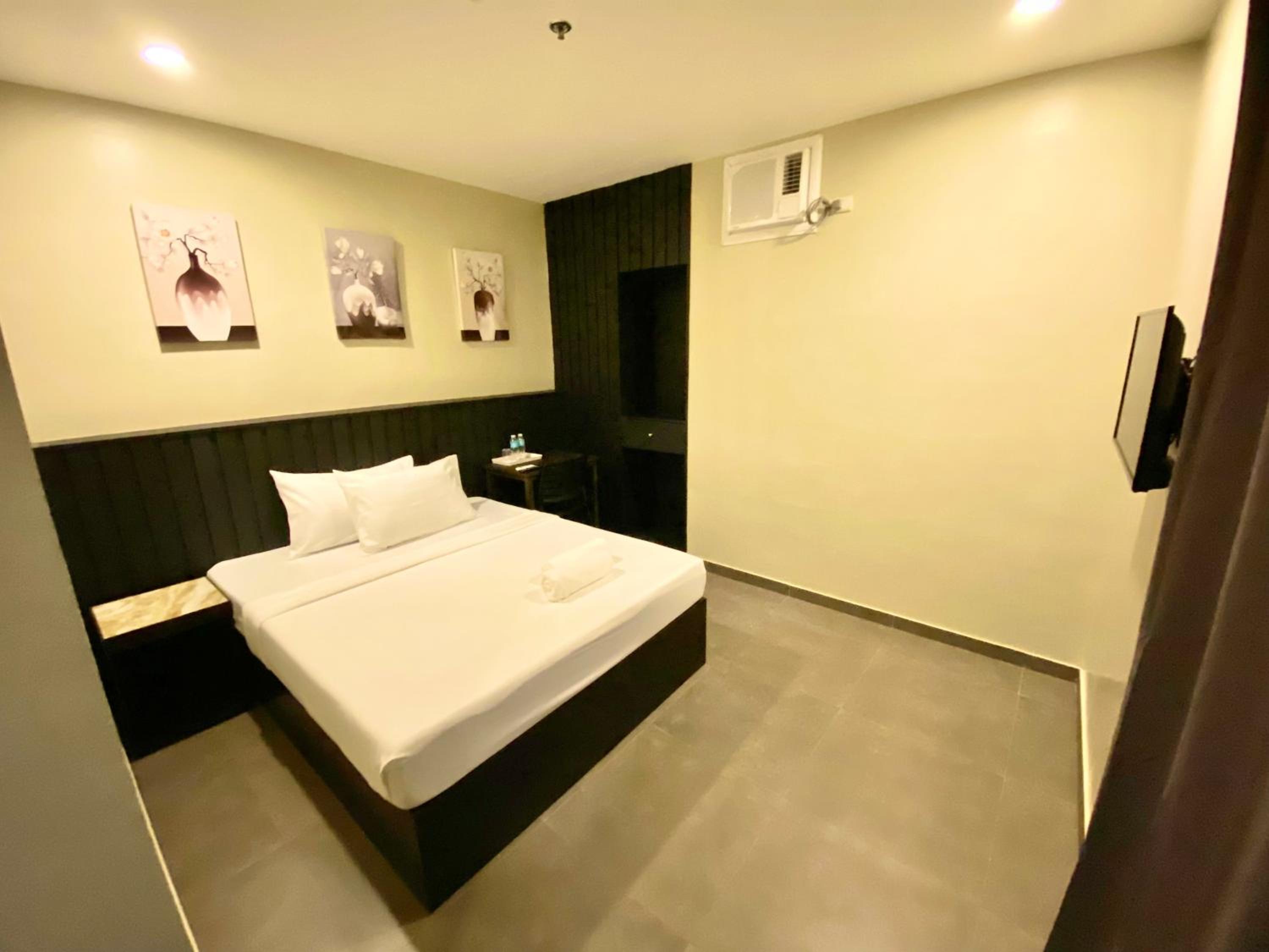 Standard Queen Room photo 2