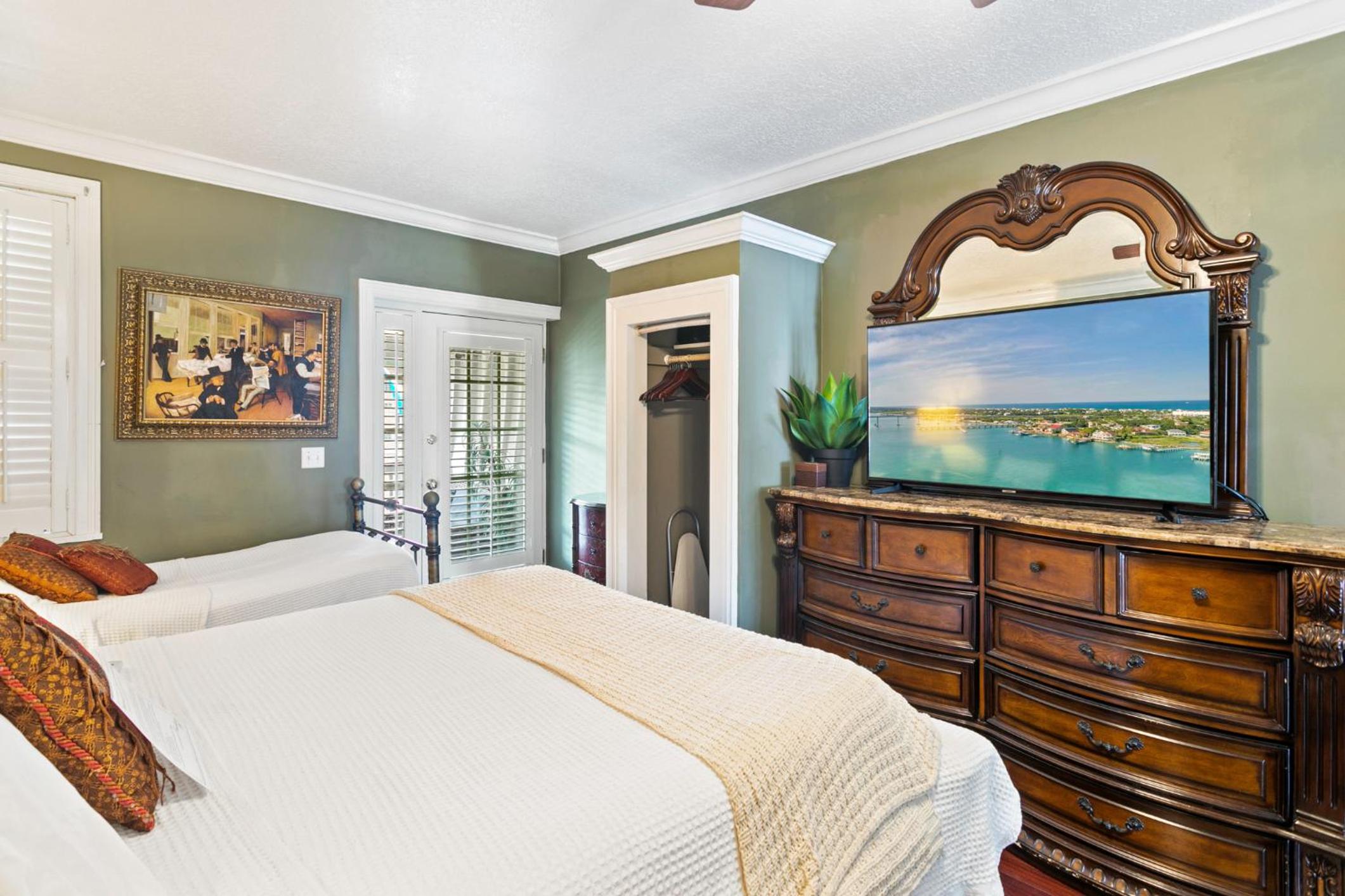Queen Room photo 2