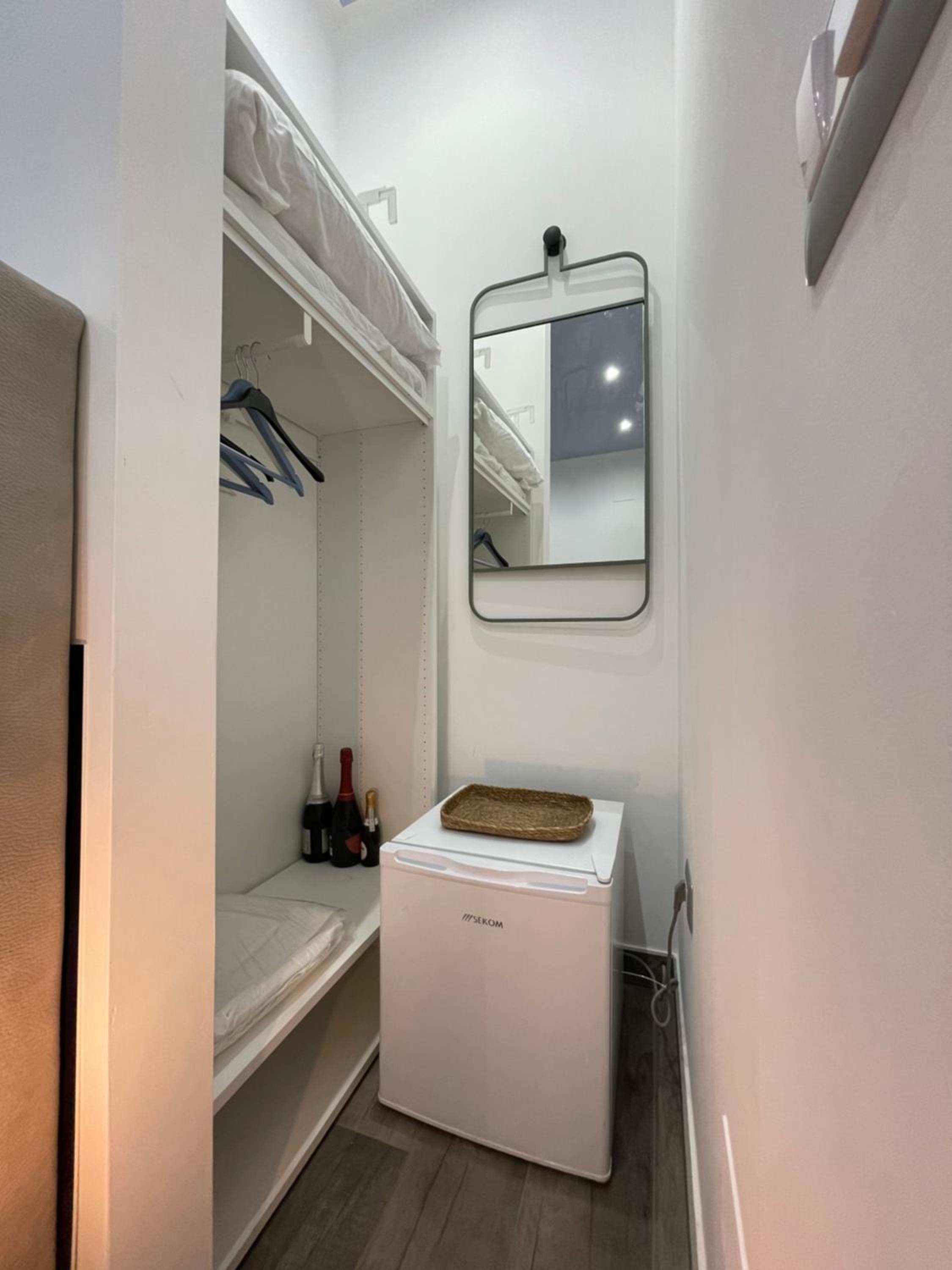 Deluxe Double Room with Balcony - Photo 10