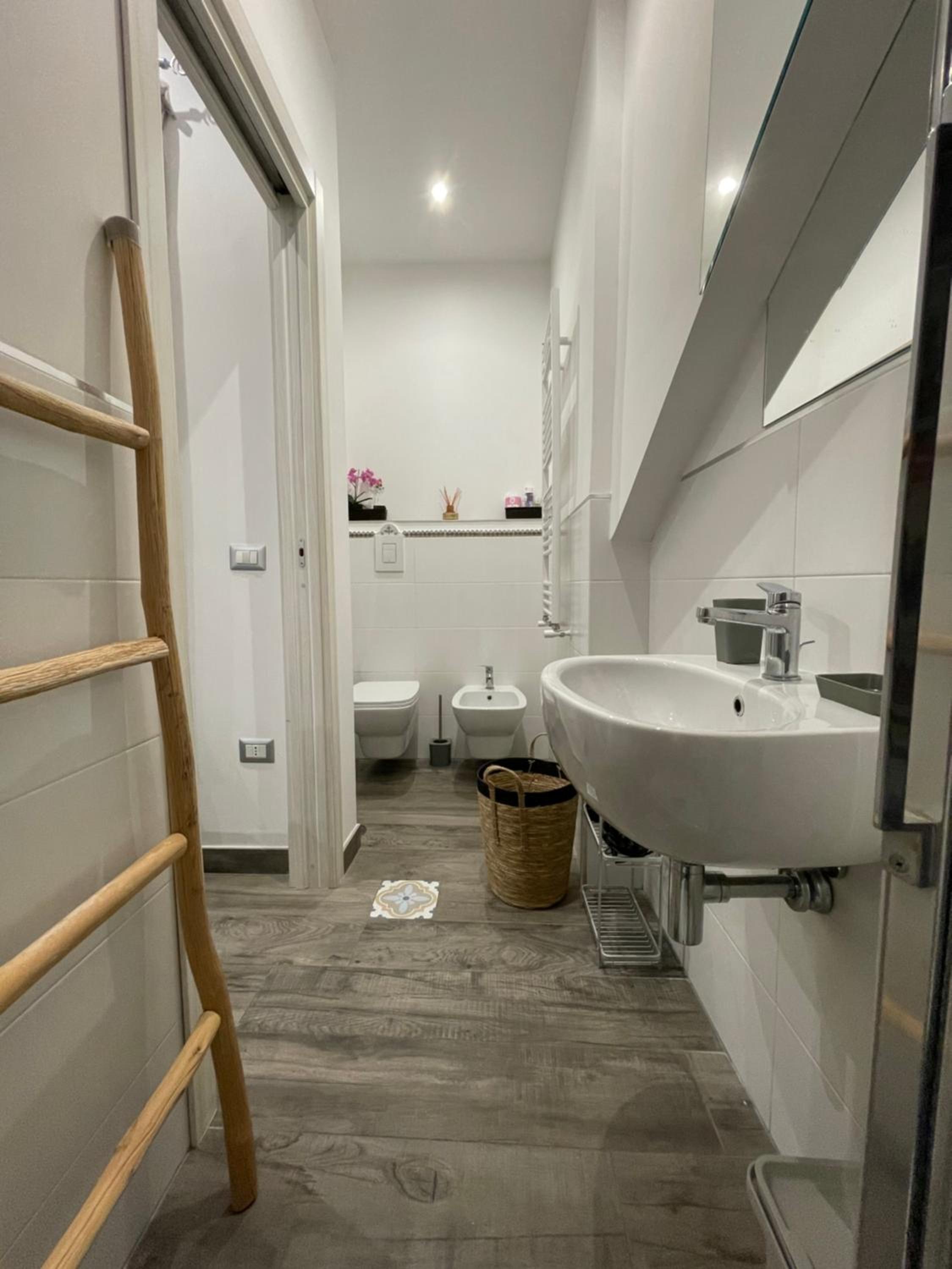 Deluxe Double Room with Balcony - Photo 7