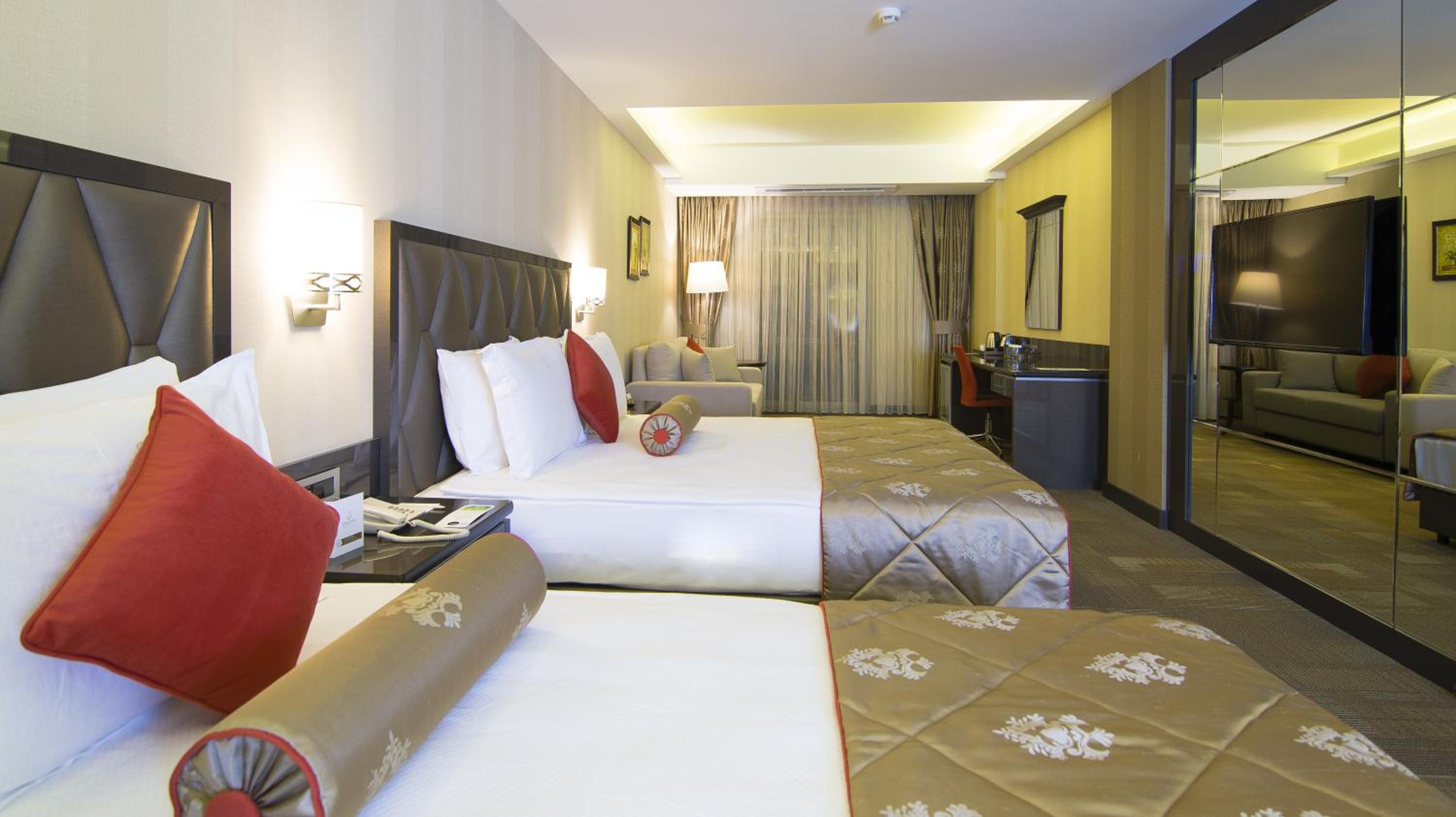 Deluxe Room thumbnail 5