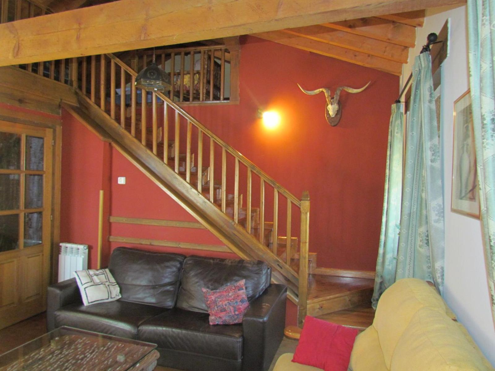 Six-Bedroom House photo 3