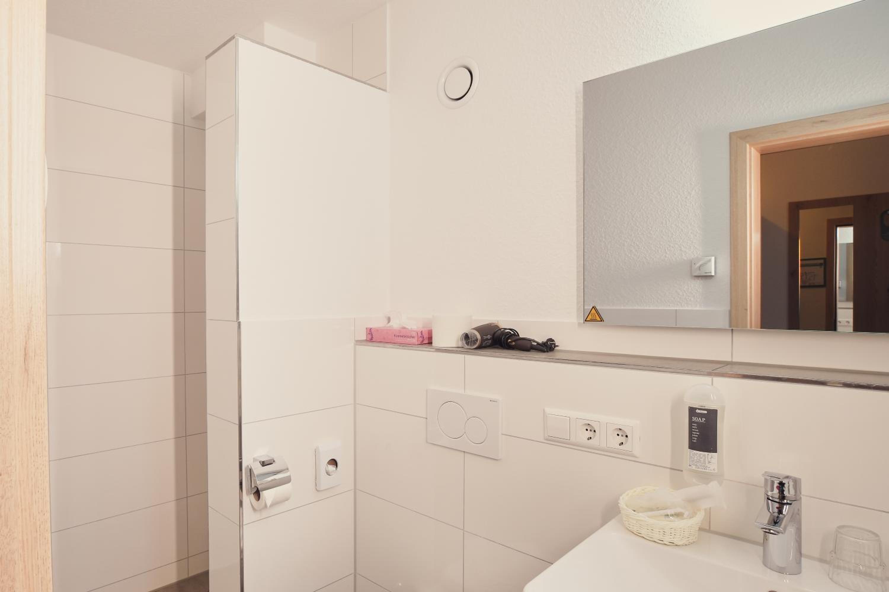 Deluxe Double Room - Photo 9