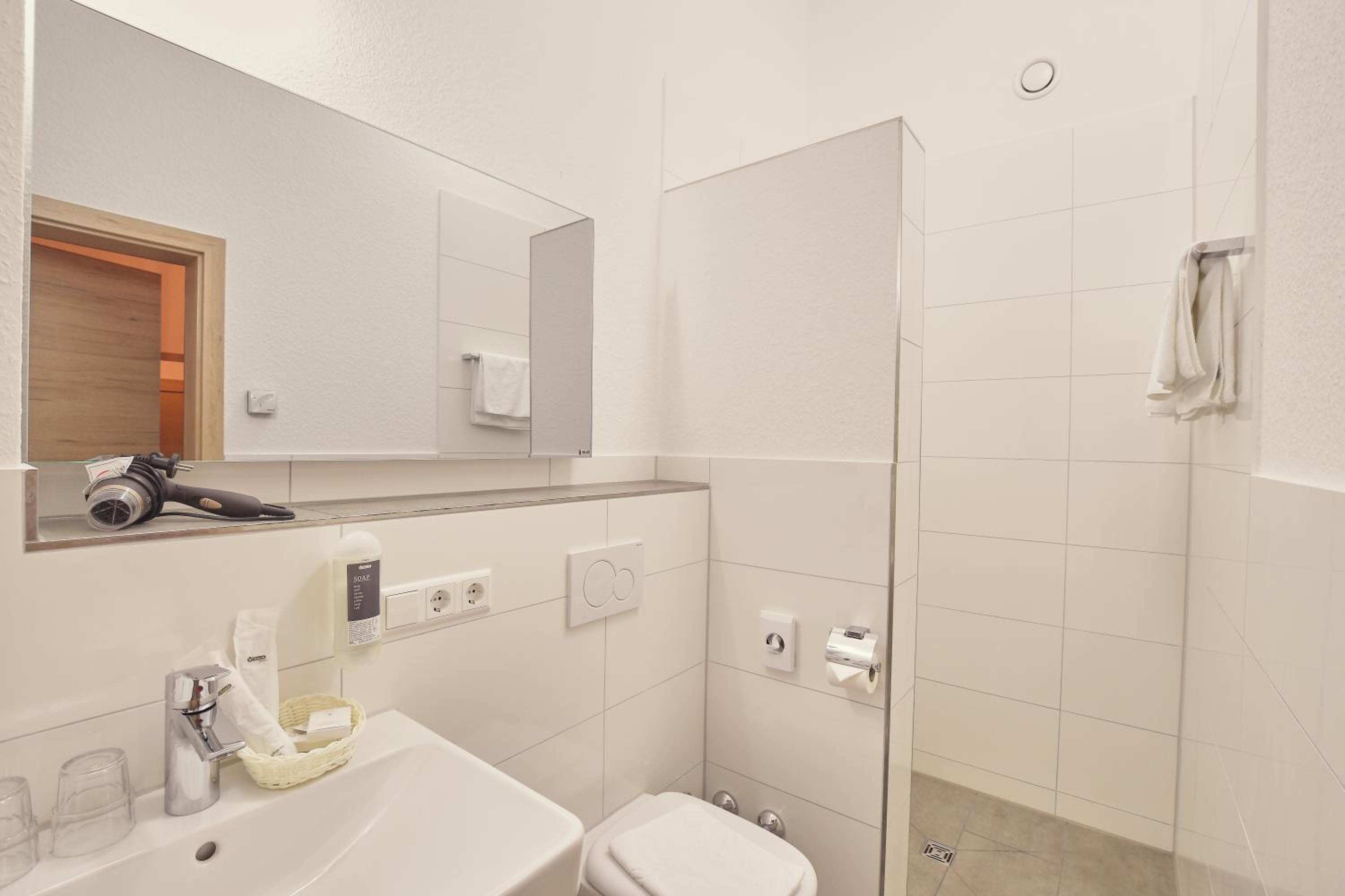 Deluxe Double Room - Photo 14