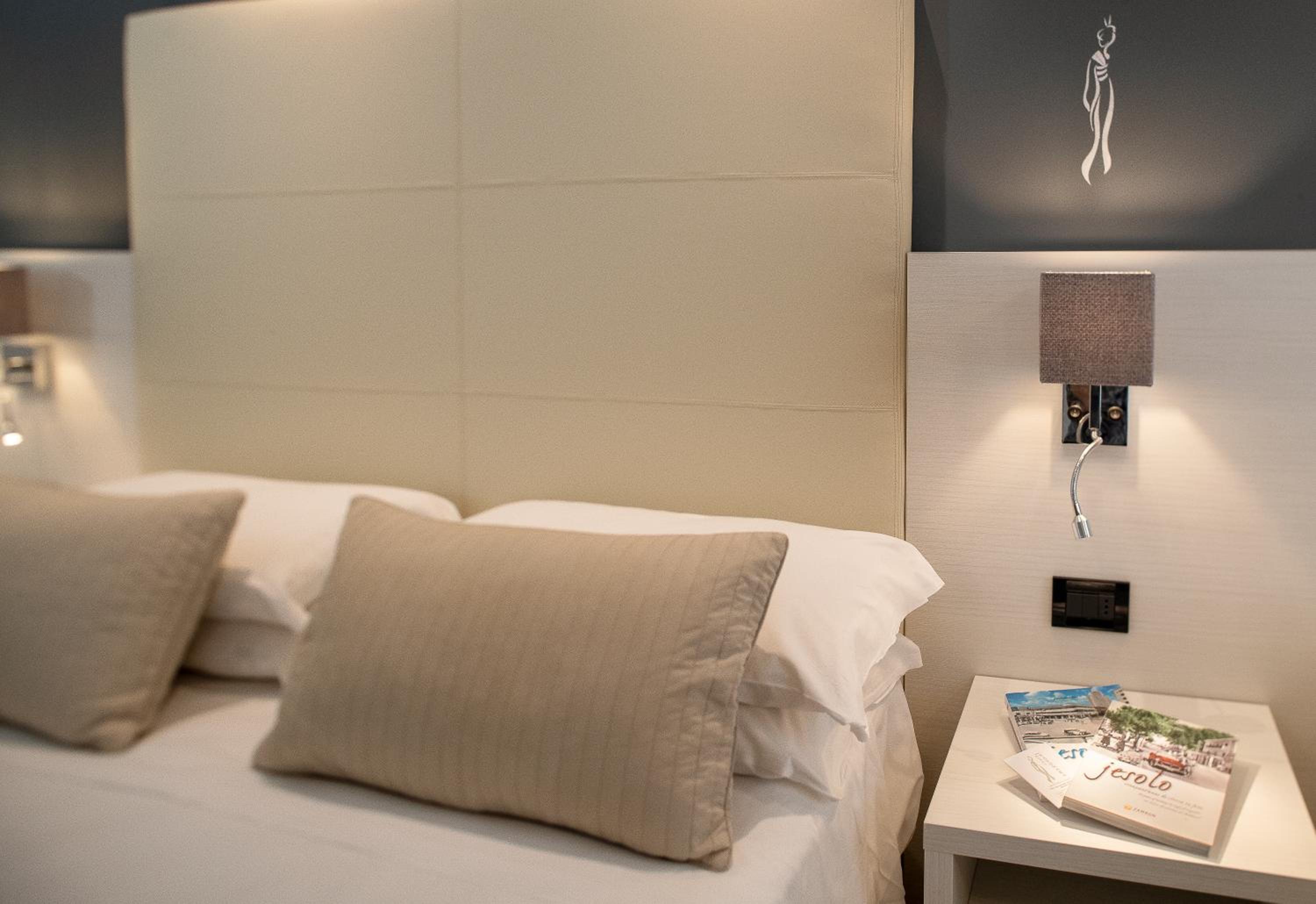 Deluxe Double Room with Side Sea View photo 1