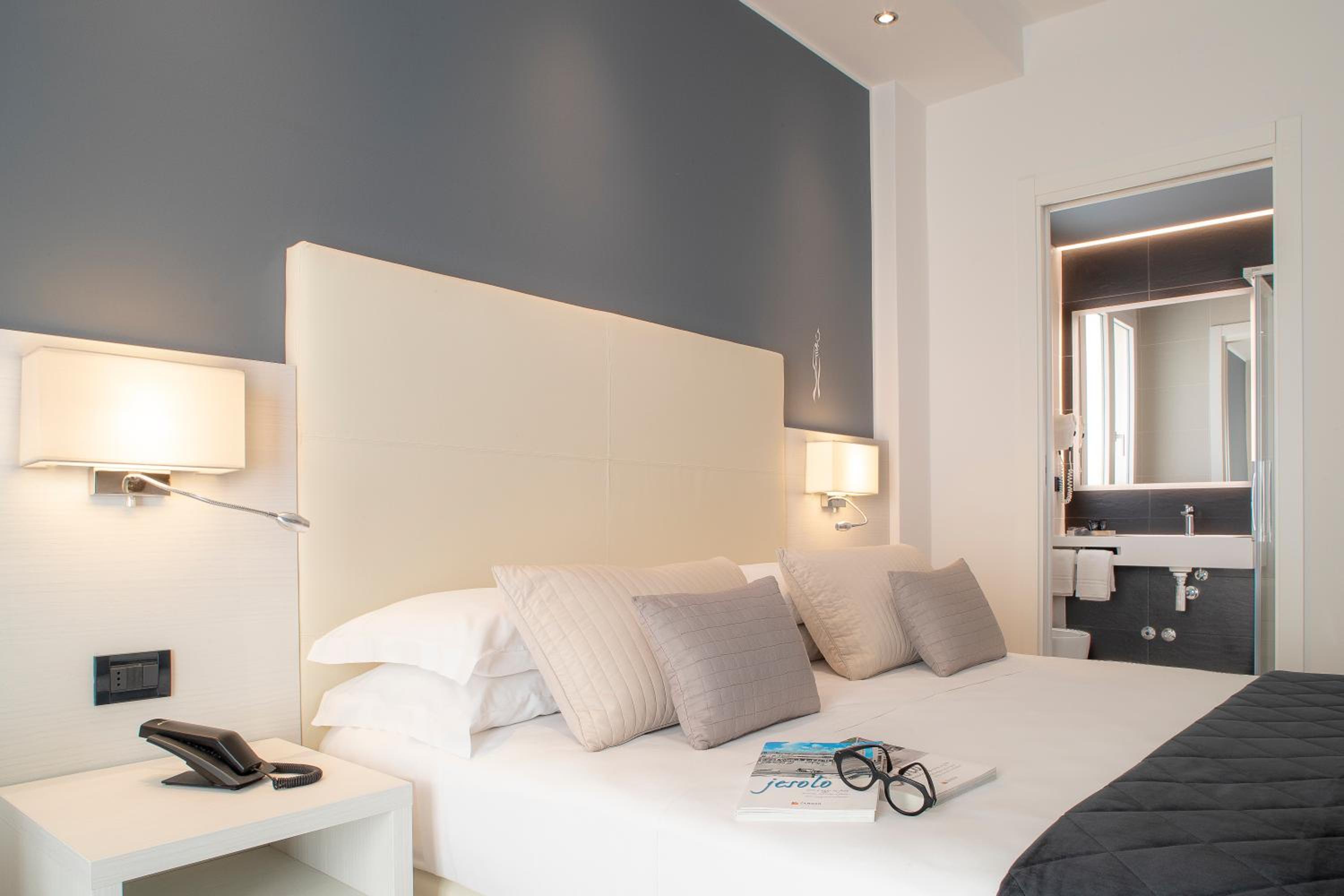 Deluxe Double Room with Side Sea View photo 3