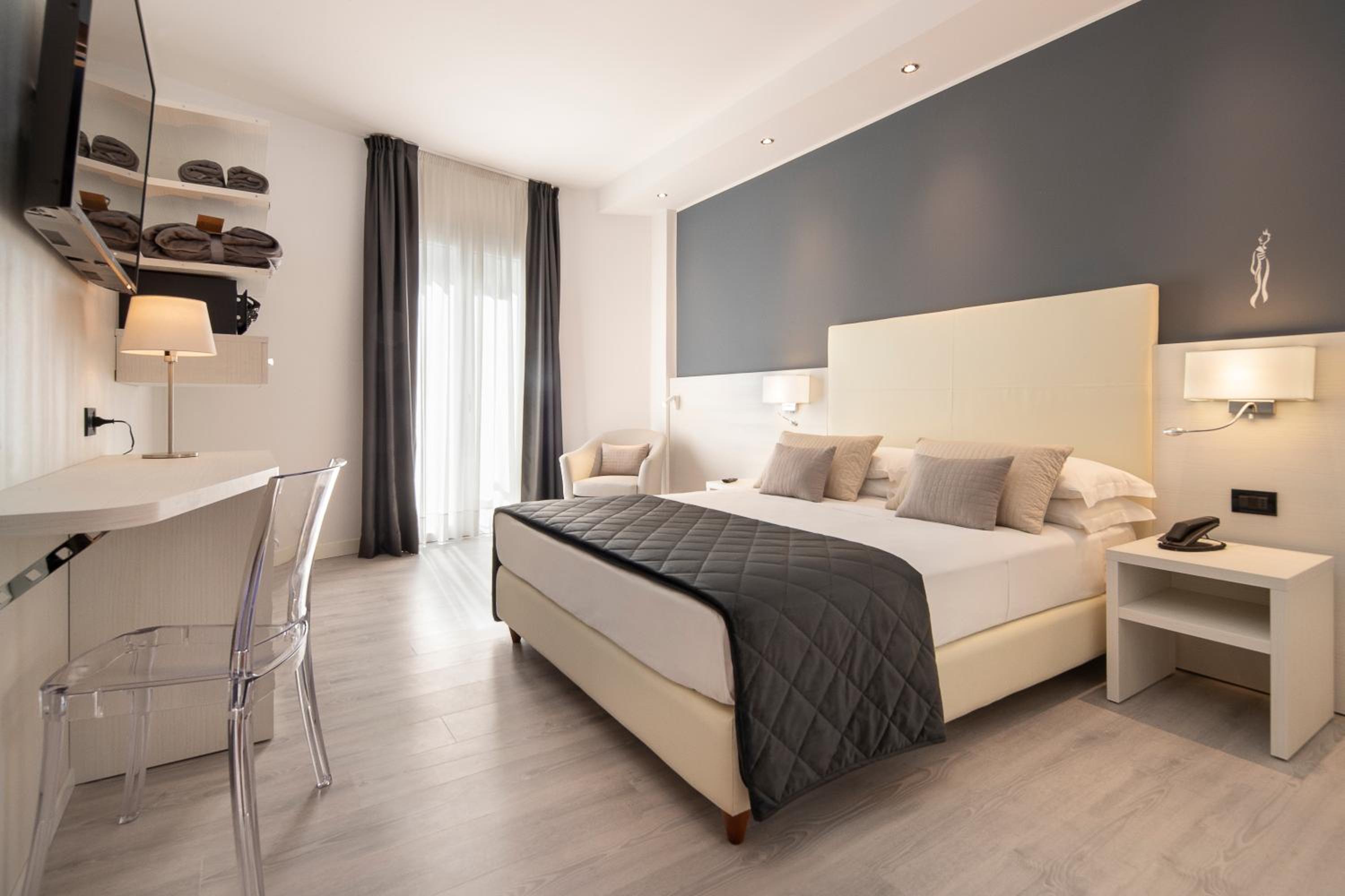 Deluxe Double Room with Side Sea View photo 2