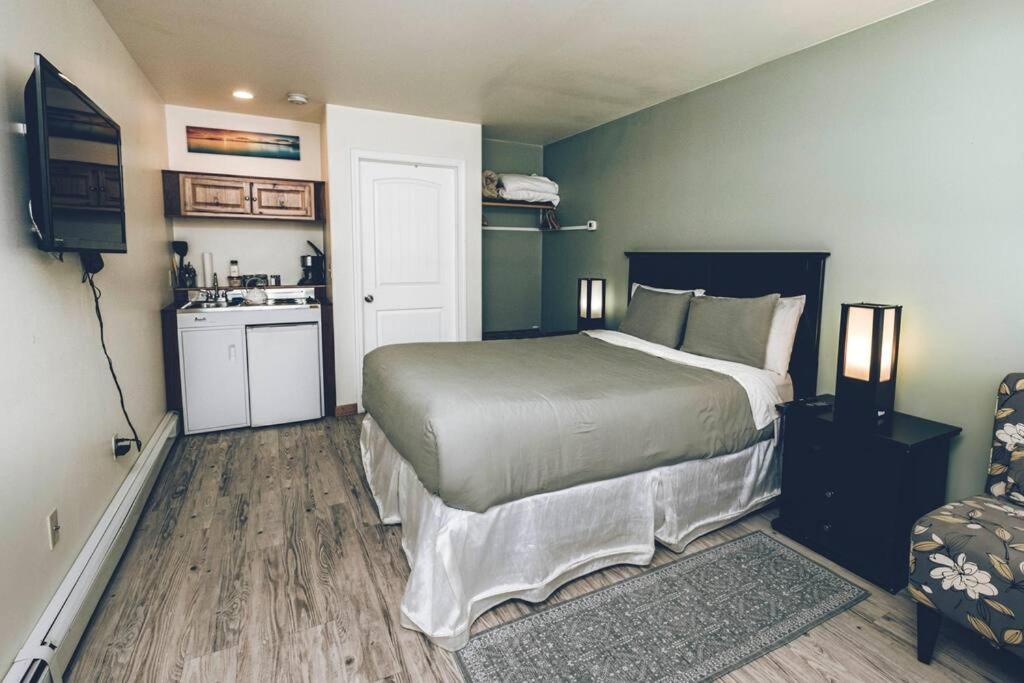 One-Bedroom Apartment photo 1