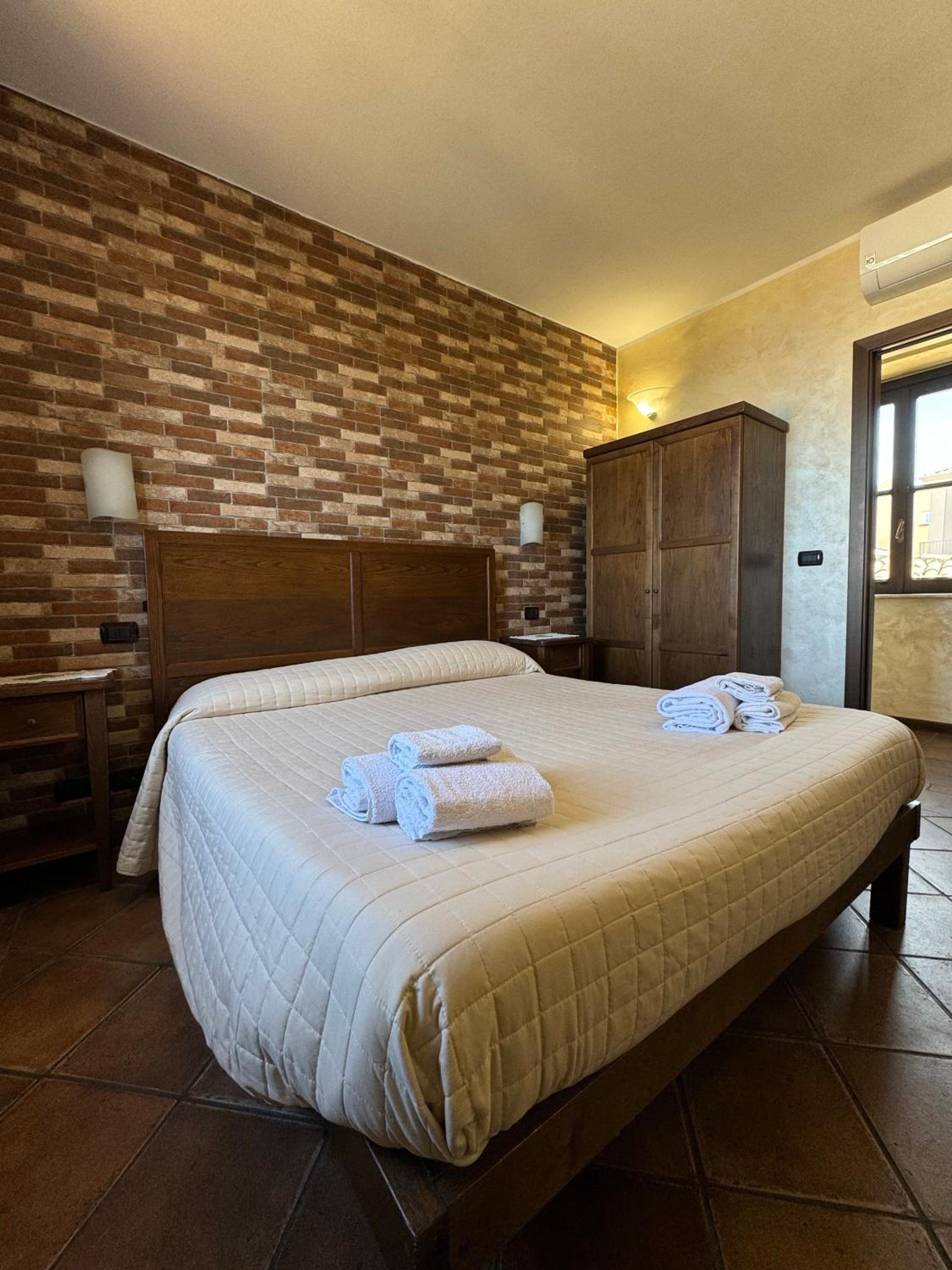 Deluxe Double Room with Sea View - Photo 10