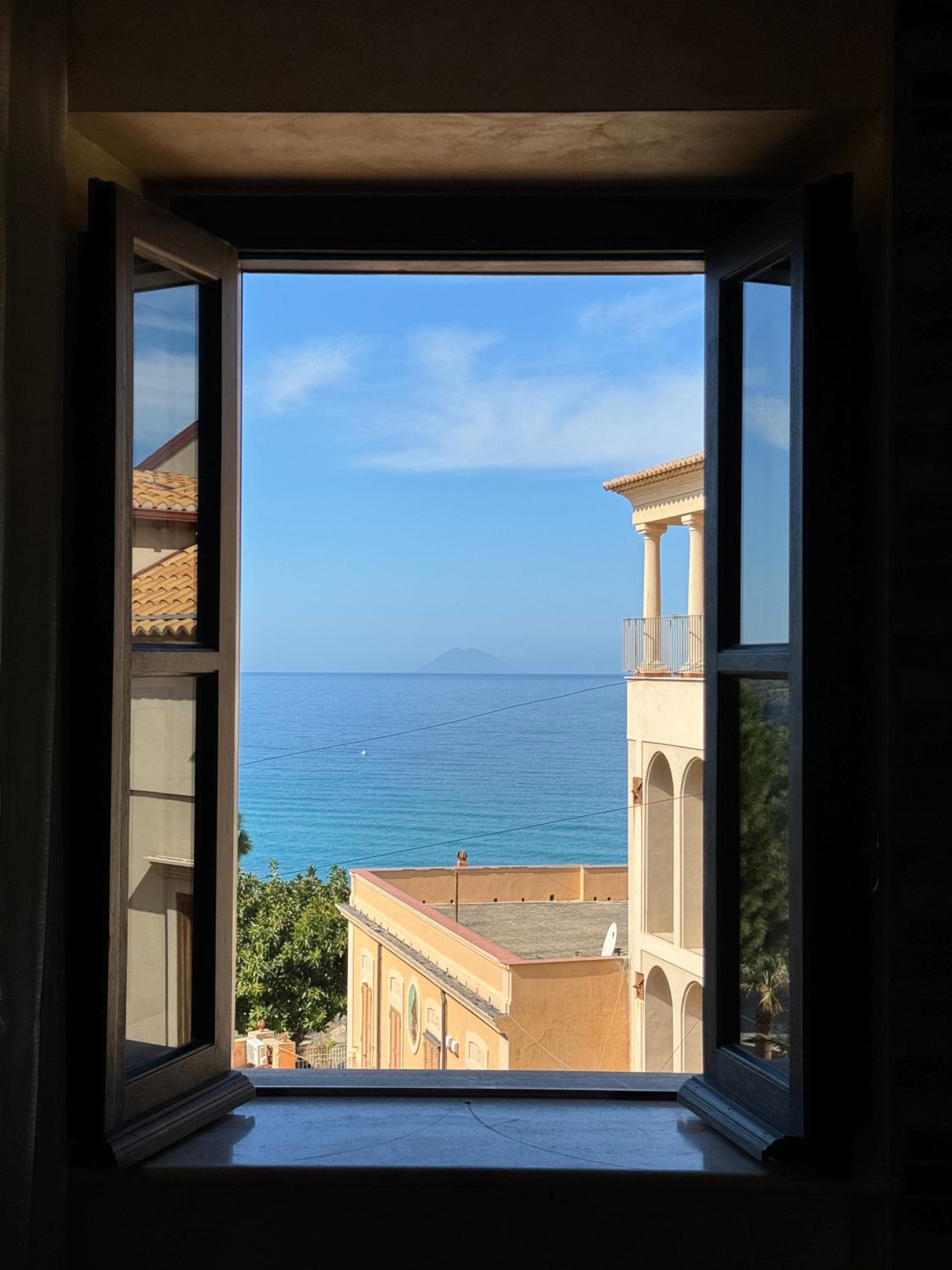 Deluxe Double Room with Sea View - Photo 11