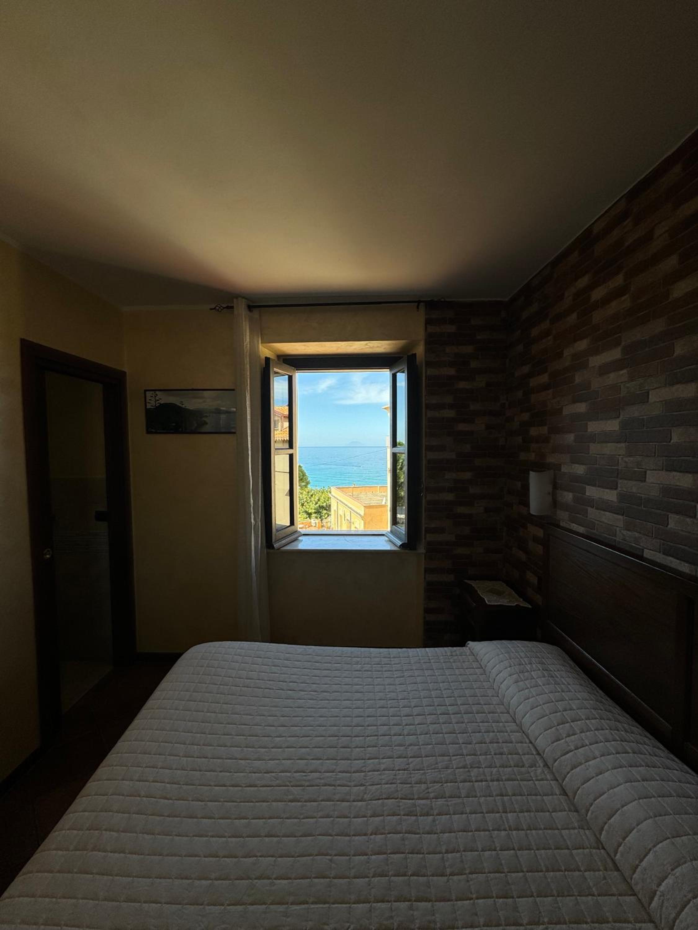 Deluxe Double Room with Sea View - Photo 2