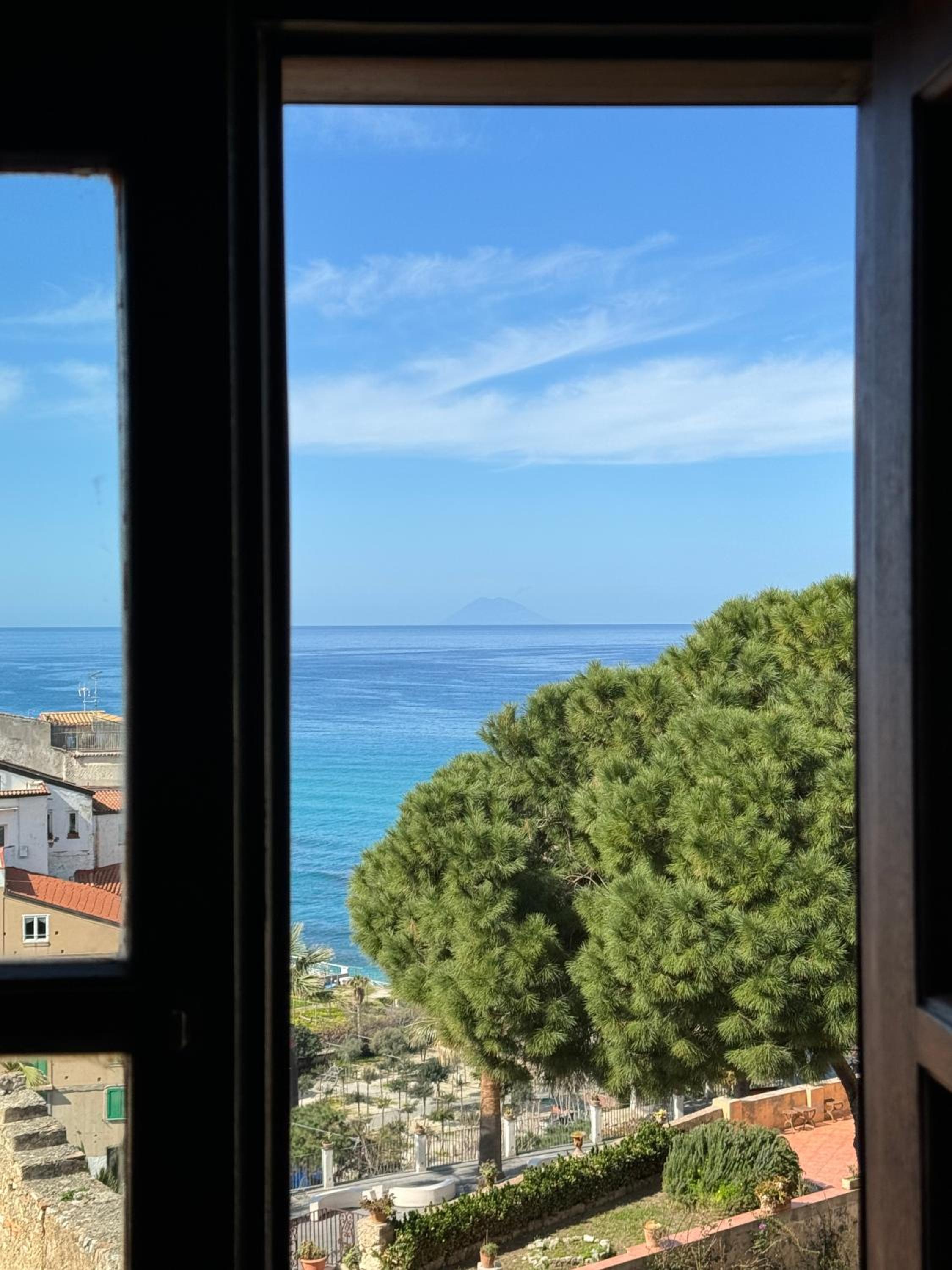 Deluxe Double Room with Sea View - Photo 3