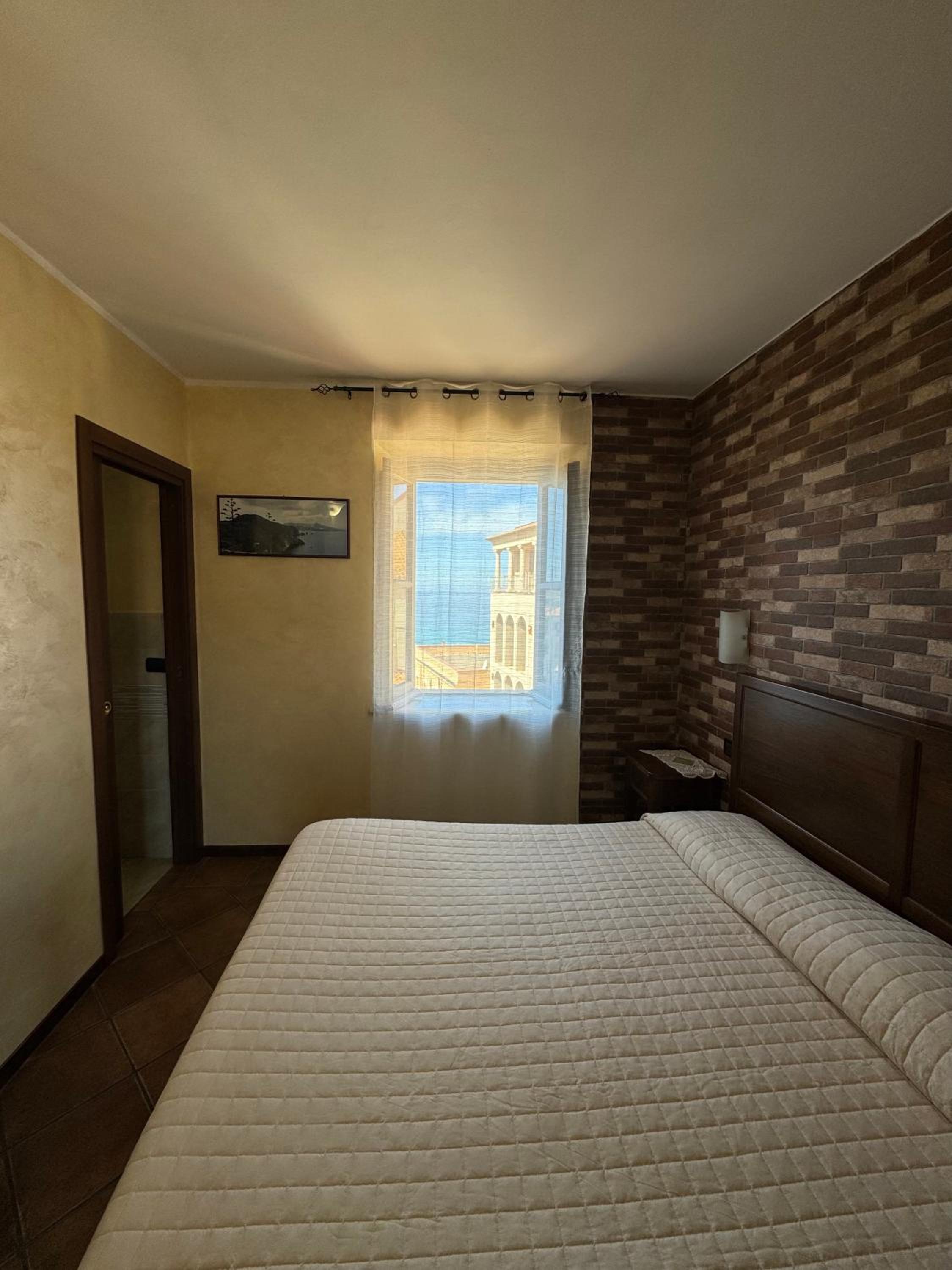 Deluxe Double Room with Sea View - Photo 13