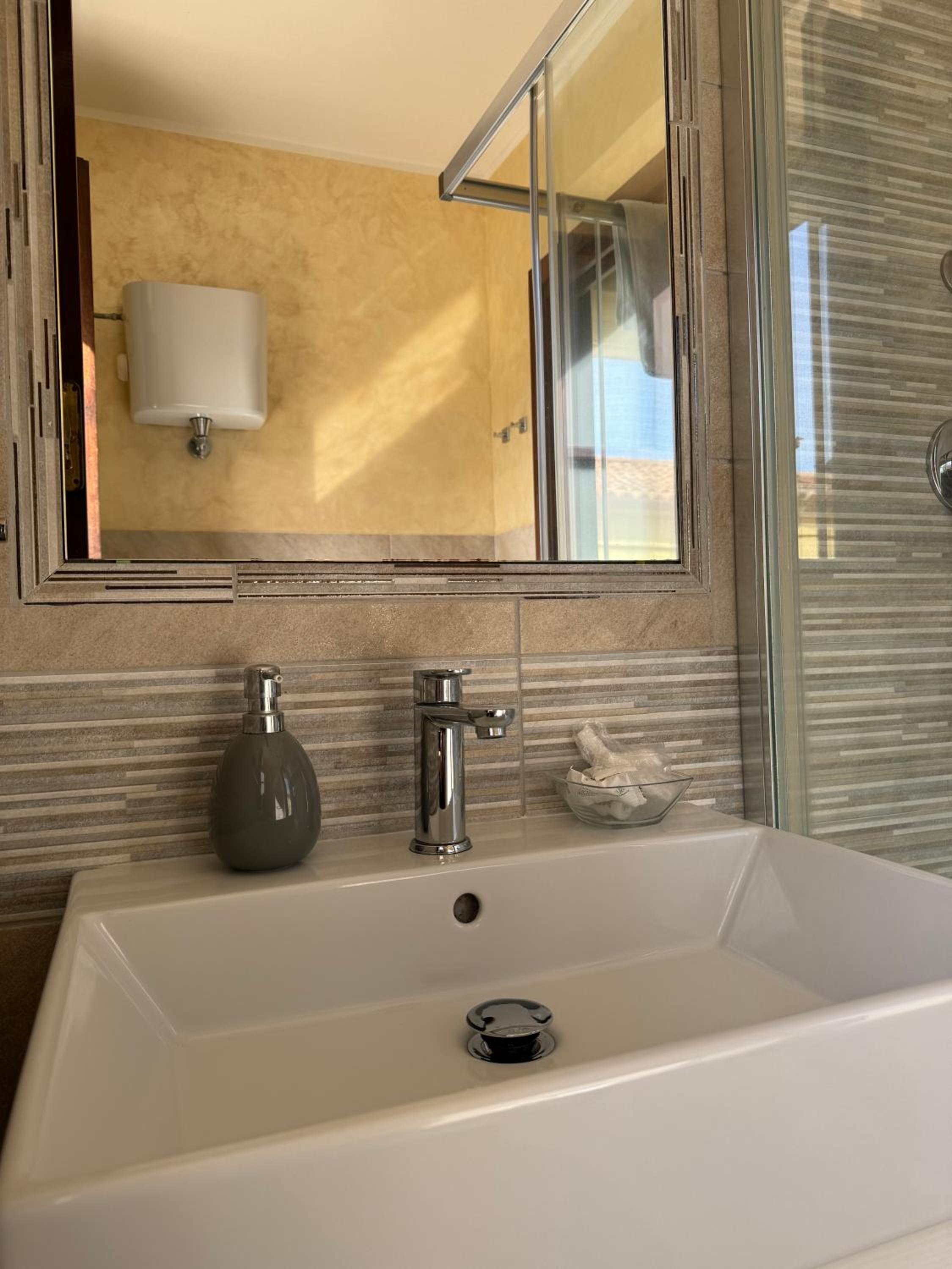 Deluxe Double Room with Balcony and Sea View photo 2