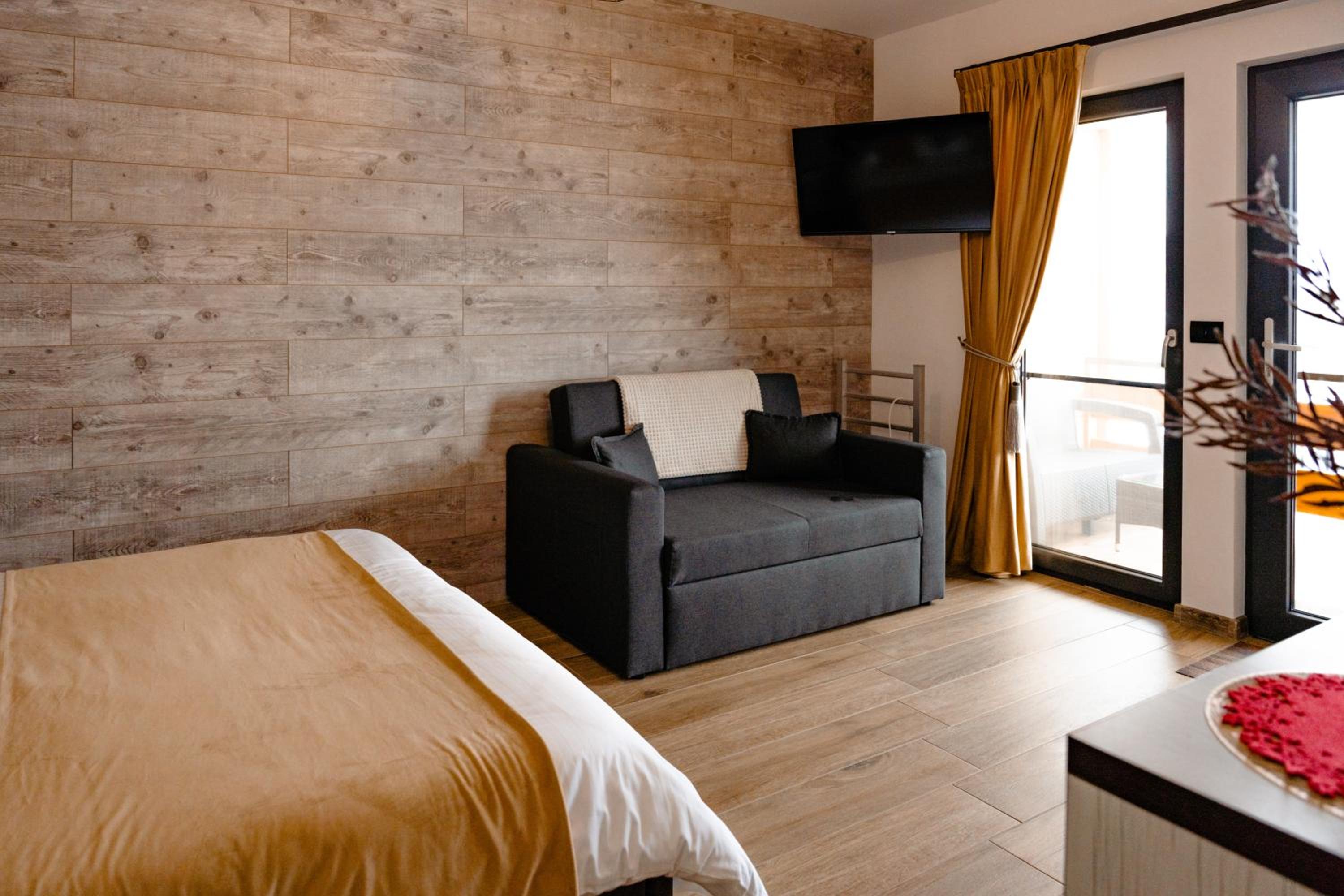 Deluxe Double Room (2 Adults + 1 Child) photo 2