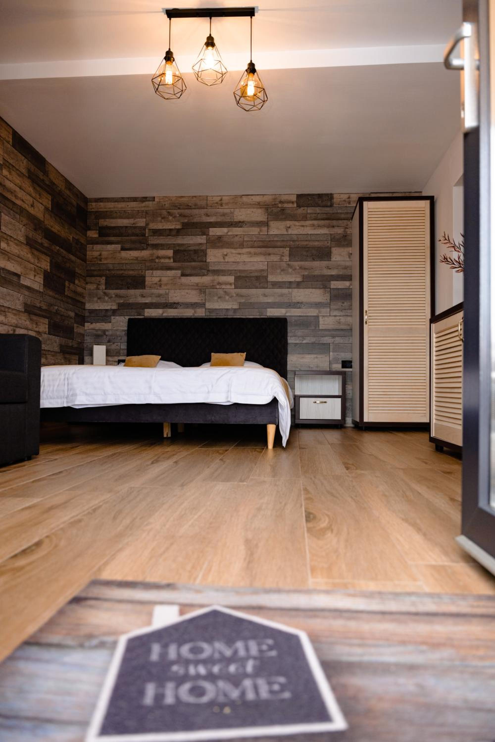 Deluxe Double Room (2 Adults + 1 Child) photo 3