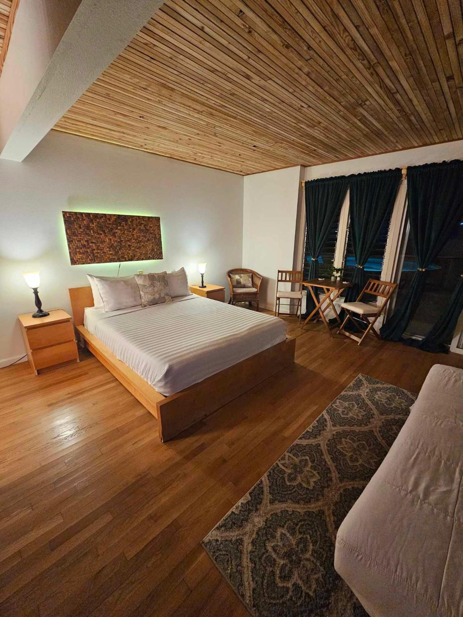 Deluxe Doppel- oder Zweibettzimmer mit Poolblick